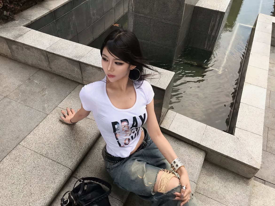 venhit Saintly Love U-Neck Slim Fit Short Sleeve T-Shirt White 착용 스타일 - 3
