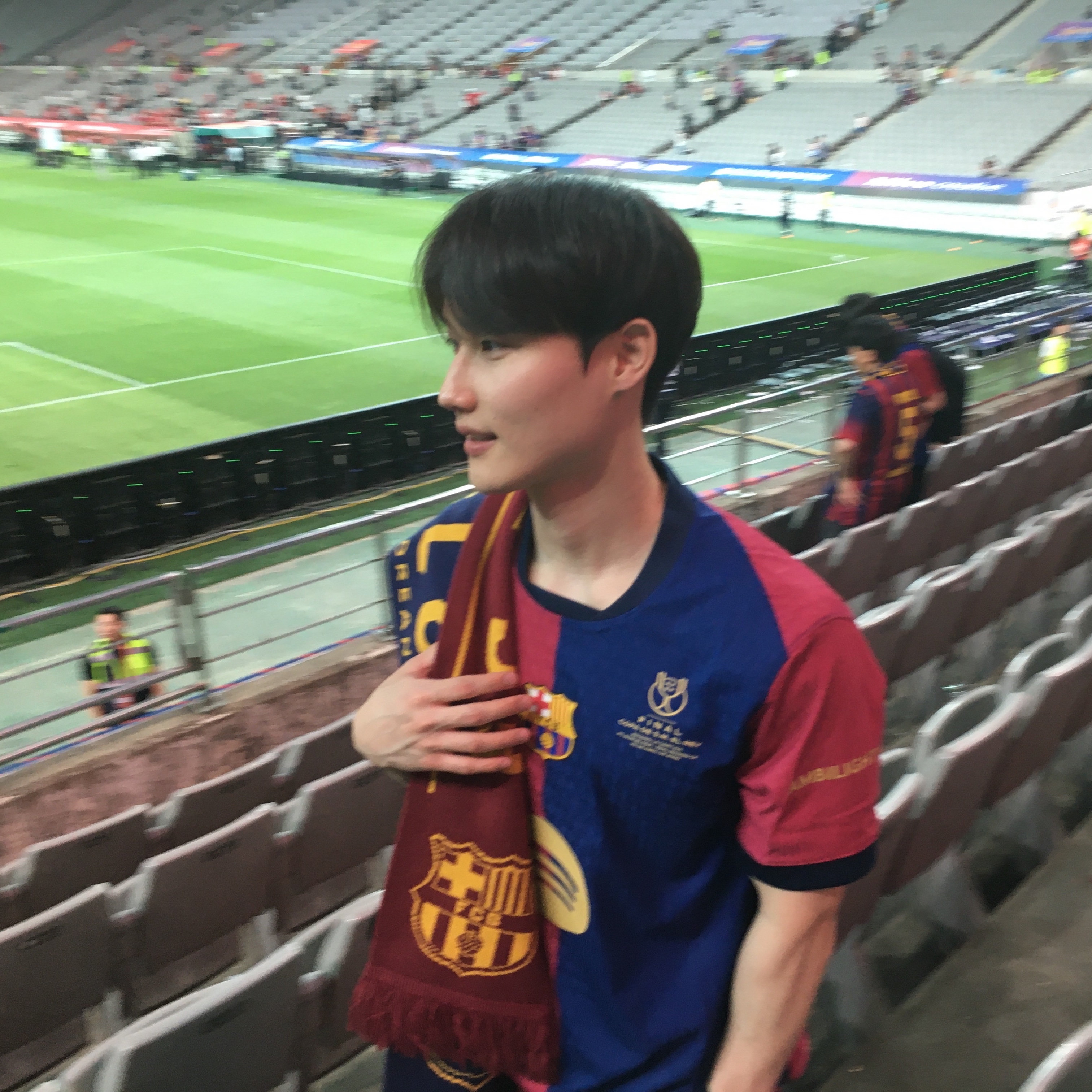 Nike FC Barcelona 2024/25 Dri-Fit Stadium Home Jersey Deep Royal Blue Noble Red (Non Marking Ver.), Nike FC Barcelona 2024/25 Dri-Fit Stadium Home Jersey Deep Royal Blue Midnight Navy (Non Marking Ver.) 착용 스타일 - 1