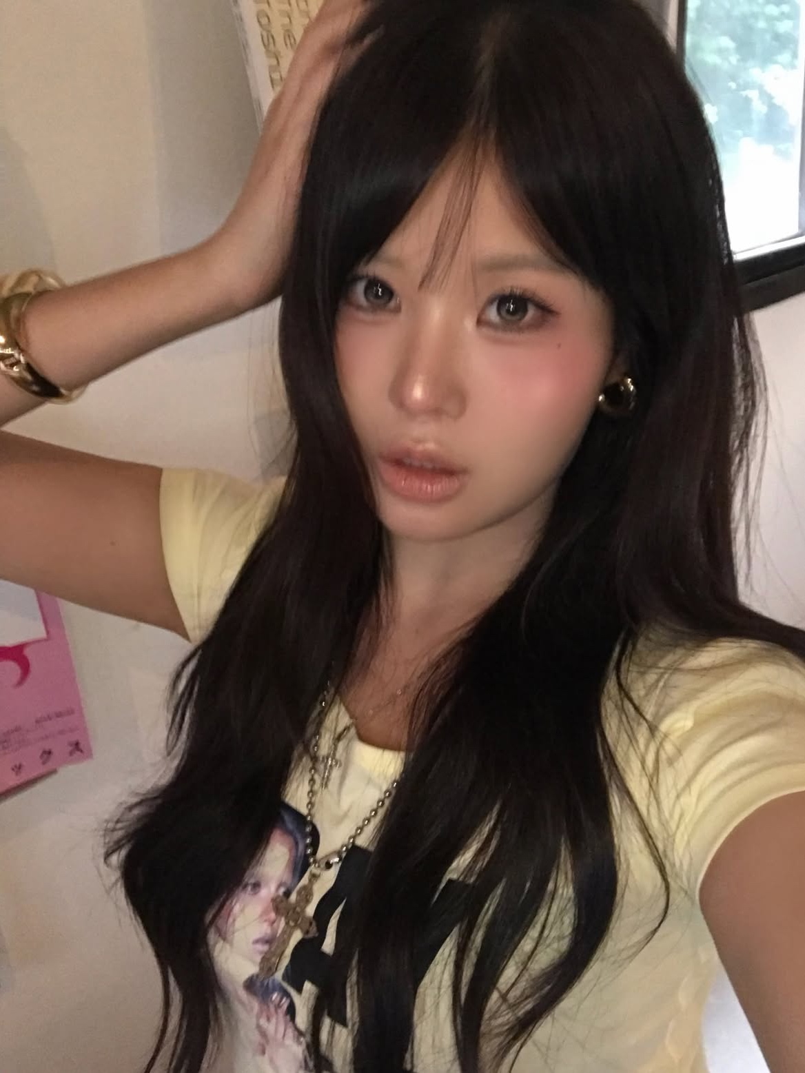 venhit Saintly Love U-Neck Slim Fit Short Sleeve T-Shirt Yellow 착용 스타일 - 8