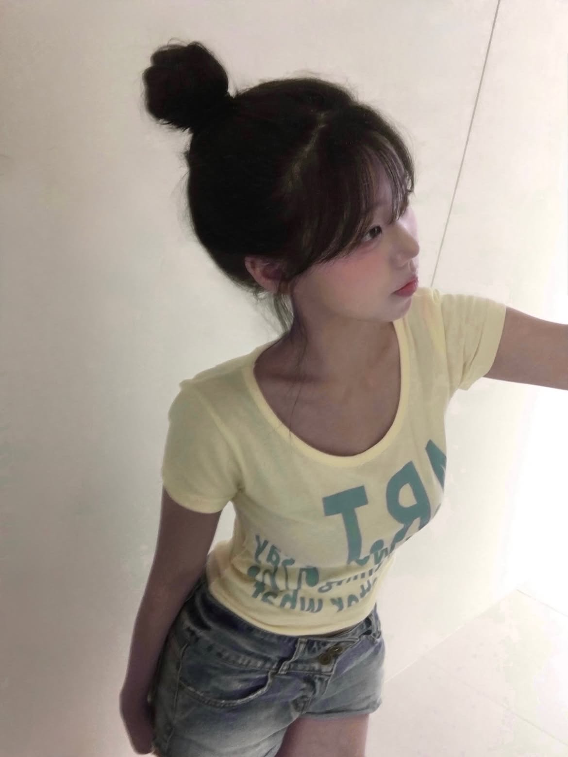 venhit MRT Vivid U-Neck Slim Fit Short Sleeve T-Shirt Yellow 착용 스타일 - 1