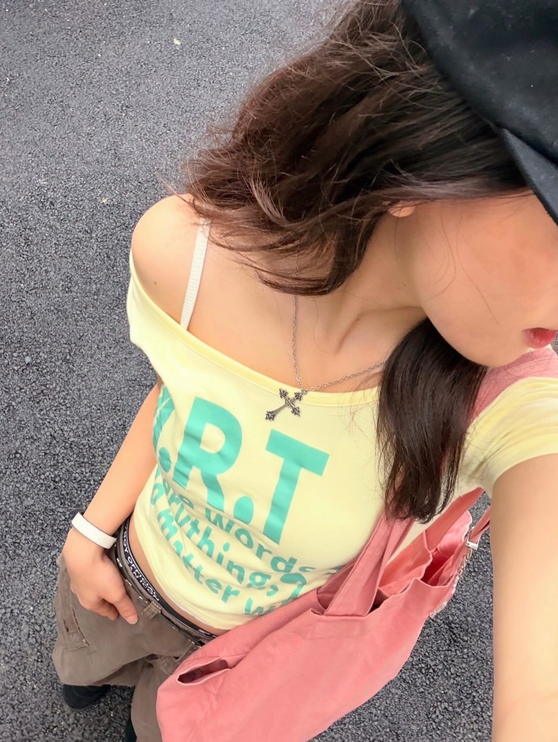 venhit AM plitude Flat Bill Cap Black, venhit MRT Vivid U-Neck Slim Fit Short Sleeve T-Shirt Yellow 착용 스타일 - 7