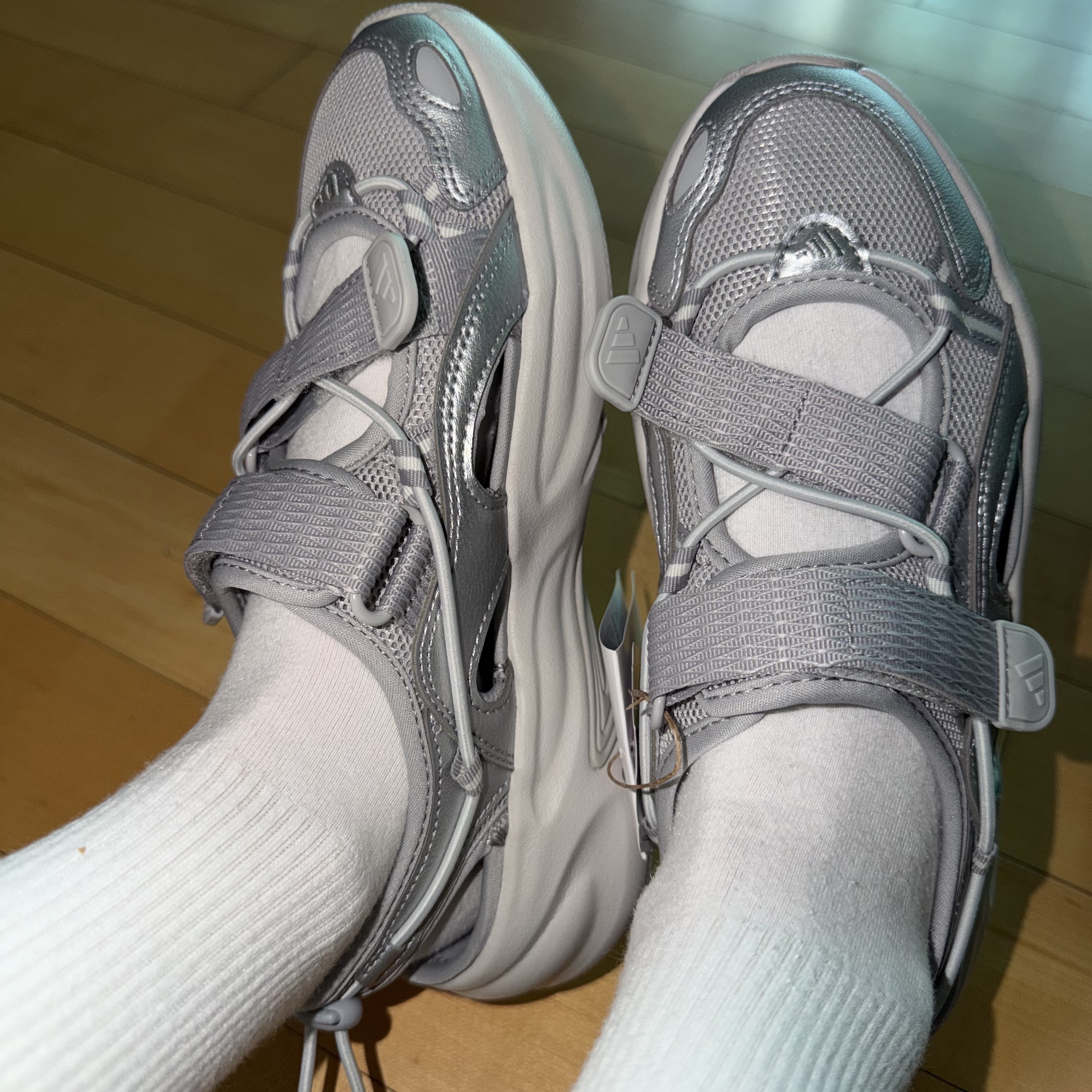 (W) Adidas Ozwave Sandal Grey Two Silver Metallic 착용 스타일 - 2