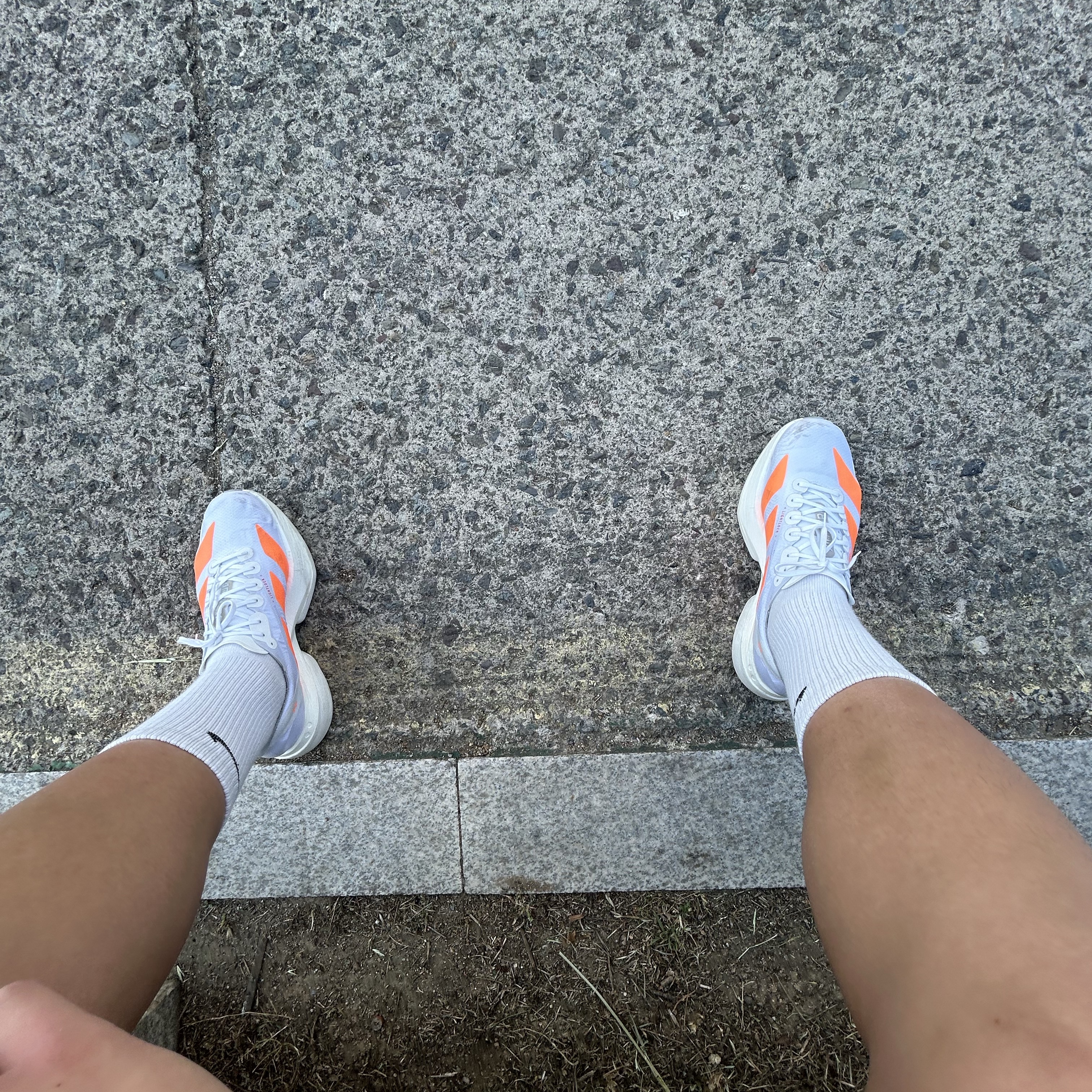 Adidas Adizero Adios Pro 4 Cloud White Lucid Orange 착용 스타일 - 2