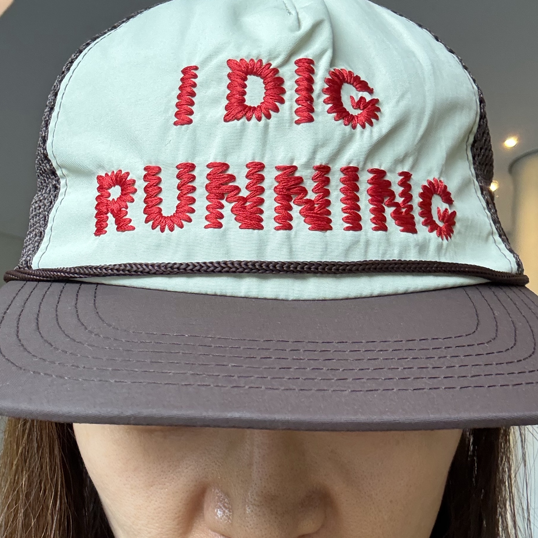 Alex Zono I Dig Running Trucker Hat OG Brown 착용 스타일