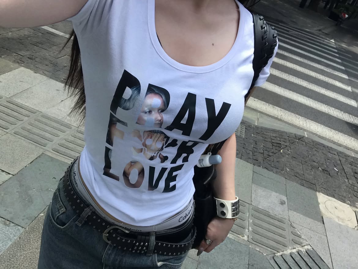 venhit Saintly Love U-Neck Slim Fit Short Sleeve T-Shirt White 착용 스타일 - 4
