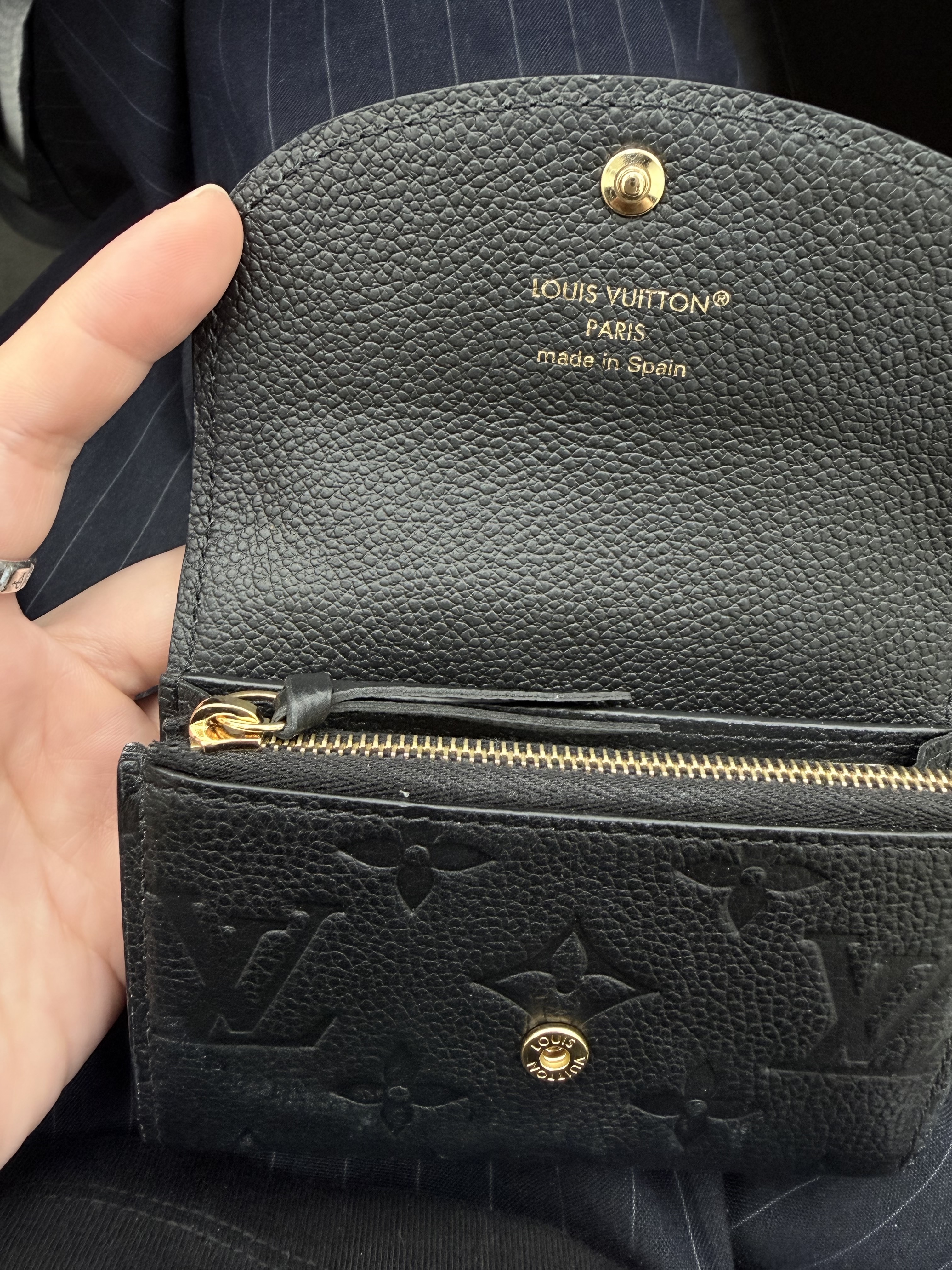 Louis Vuitton Rosalie Coin Purse Monogram Black 착용 스타일 - 3