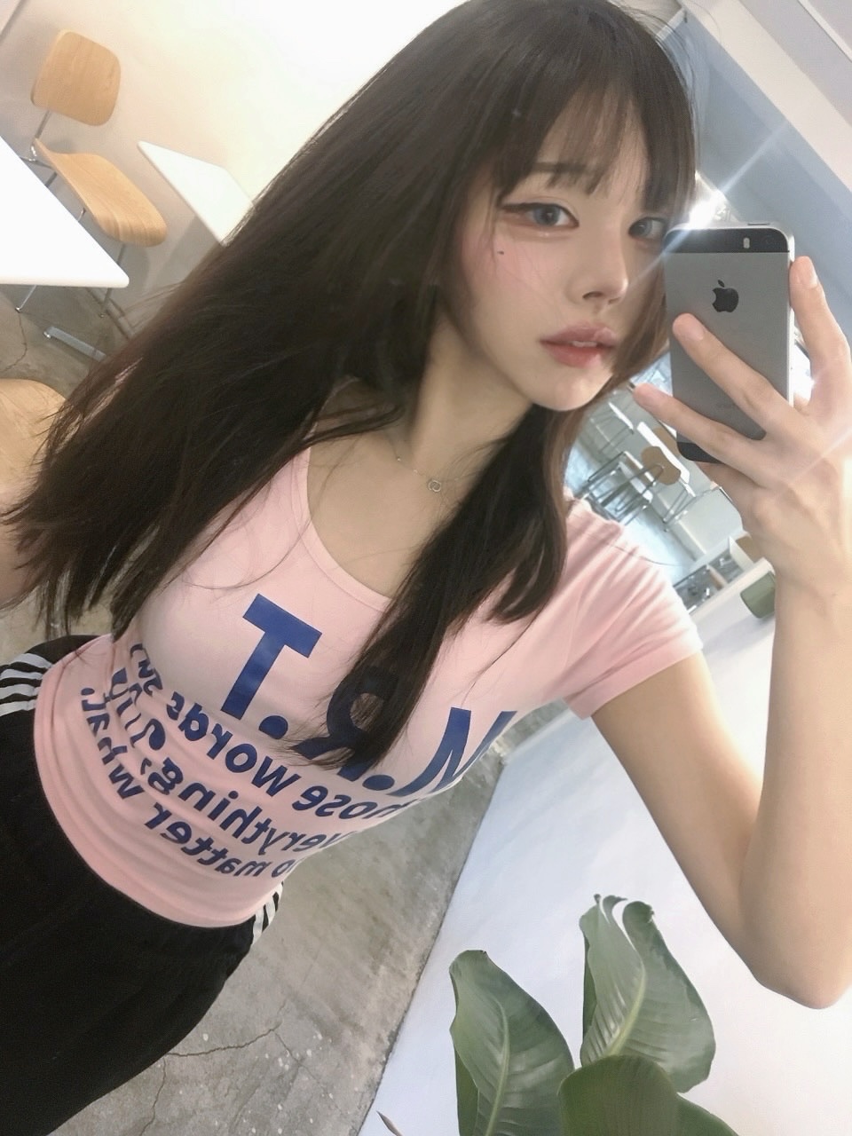 venhit MRT Vivid U-Neck Slim Fit Short Sleeve T-Shirt Light Pink 착용 스타일 - 1