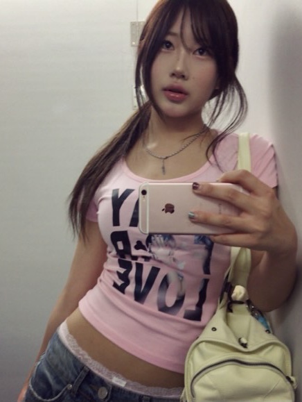 venhit Saintly Love U-Neck Slim Fit Short Sleeve T-Shirt Pink 착용 스타일 - 2
