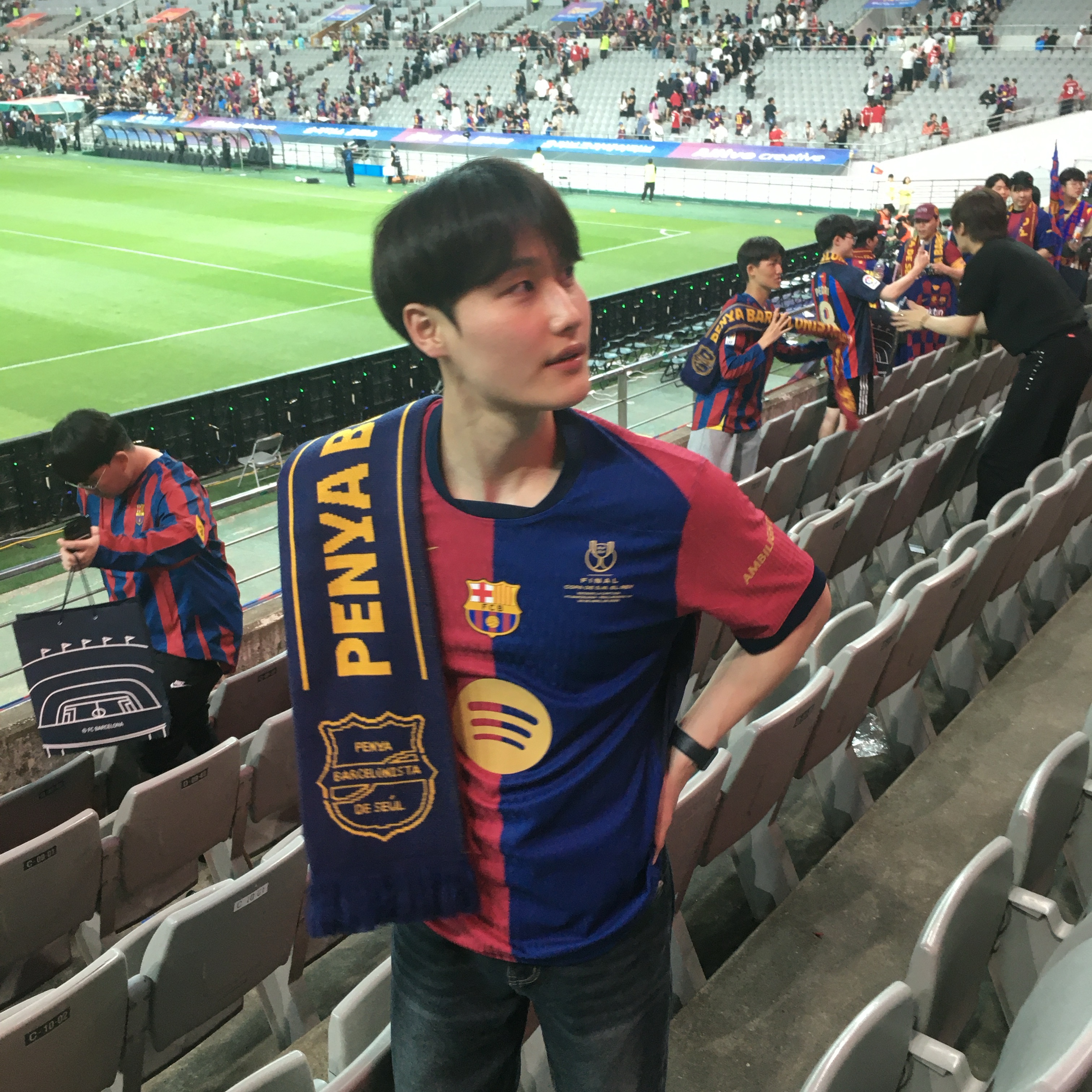 Nike FC Barcelona 2024/25 Dri-Fit Stadium Home Jersey Deep Royal Blue Noble Red (Non Marking Ver.), Nike FC Barcelona 2024/25 Dri-Fit Stadium Home Jersey Deep Royal Blue Midnight Navy (Non Marking Ver.) 착용 스타일 - 3