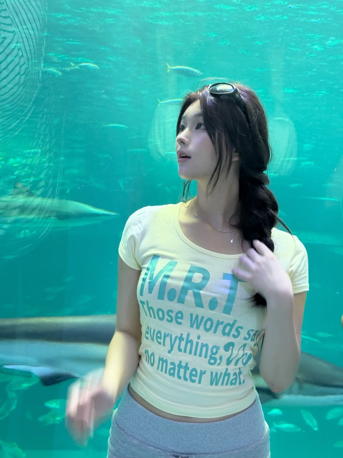 venhit MRT Vivid U-Neck Slim Fit Short Sleeve T-Shirt Yellow 착용 스타일 - 3