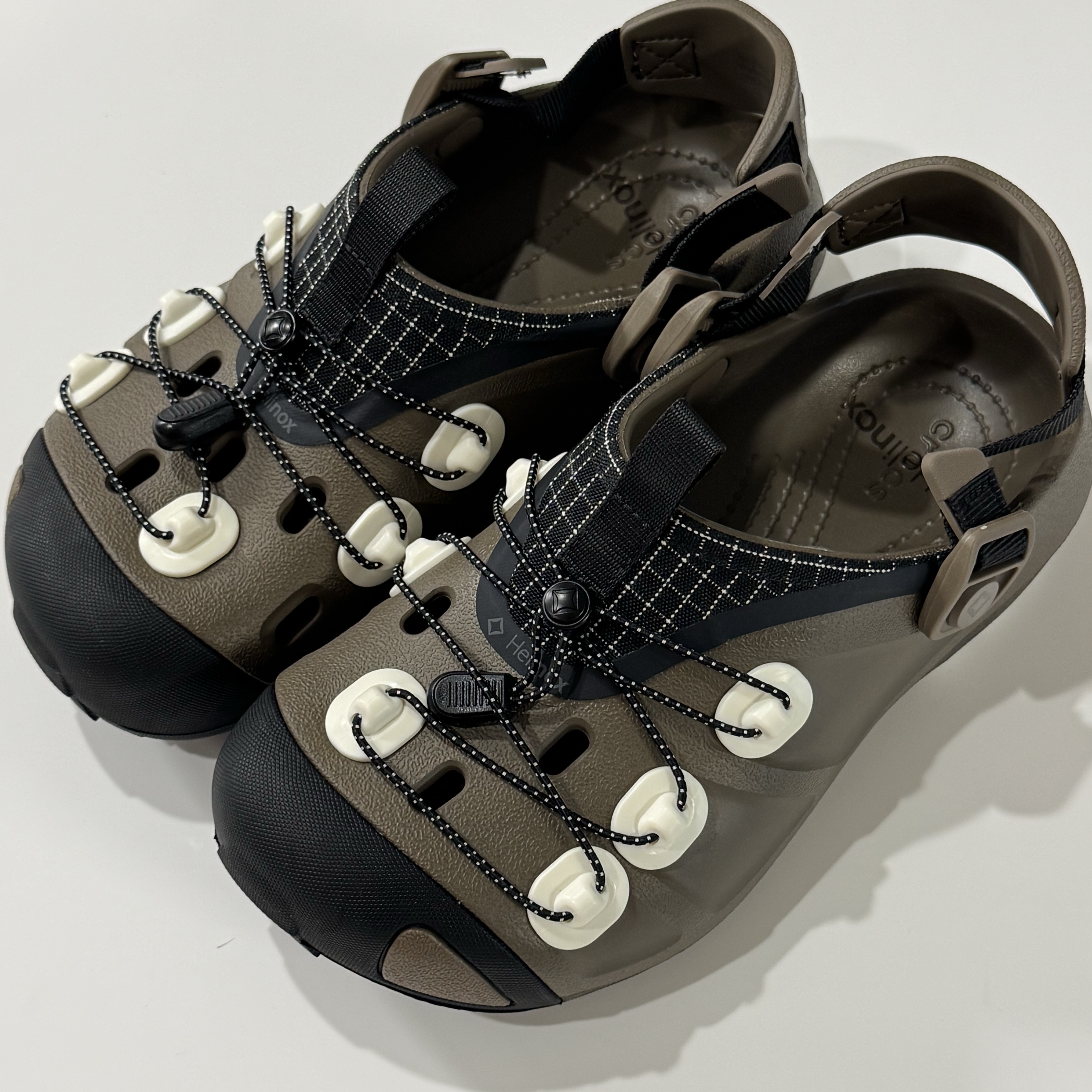 Crocs x Helinox Quick Trail Clog Black, Crocs x Helinox Quick Trail Clog Walnut 착용 스타일 - 2