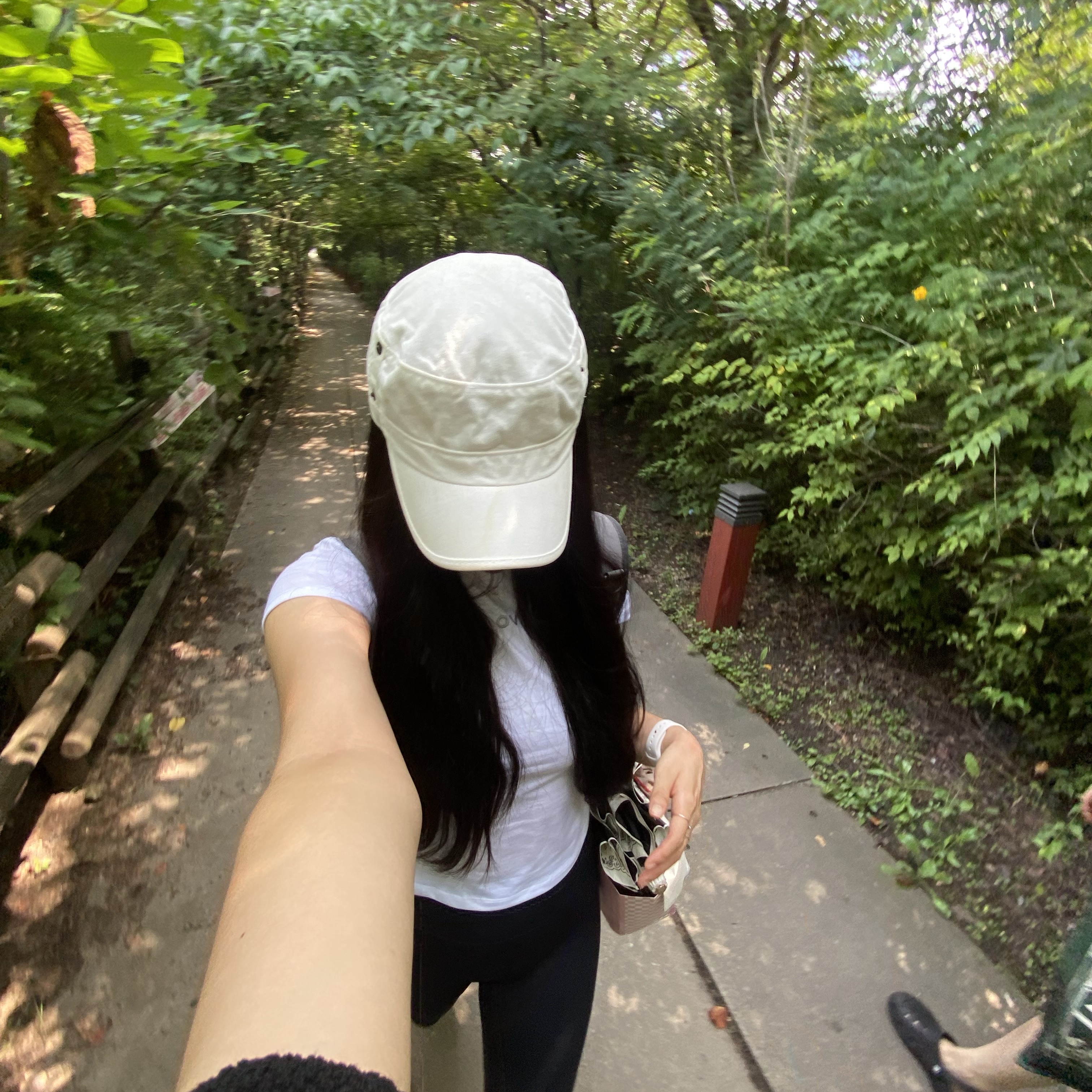아웃도어보이스 센트럴 로고 베이비 티 화이트, (W) 안다르 부츠컷 에어 쿨링 샤론 롱 레깅스 블랙 착용 스타일
