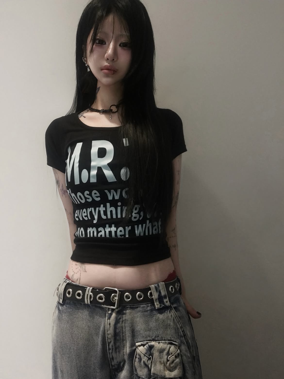 venhit MRT Vivid U-Neck Slim Fit Short Sleeve T-Shirt Black 착용 스타일 - 2