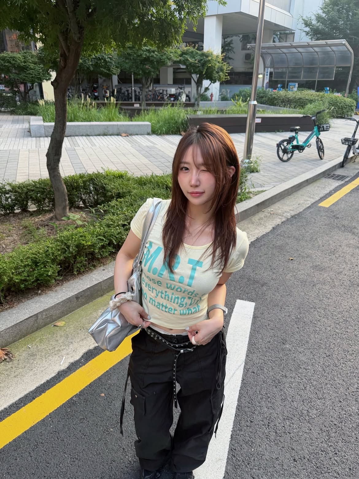 venhit MRT Vivid U-Neck Slim Fit Short Sleeve T-Shirt Yellow 착용 스타일 - 3