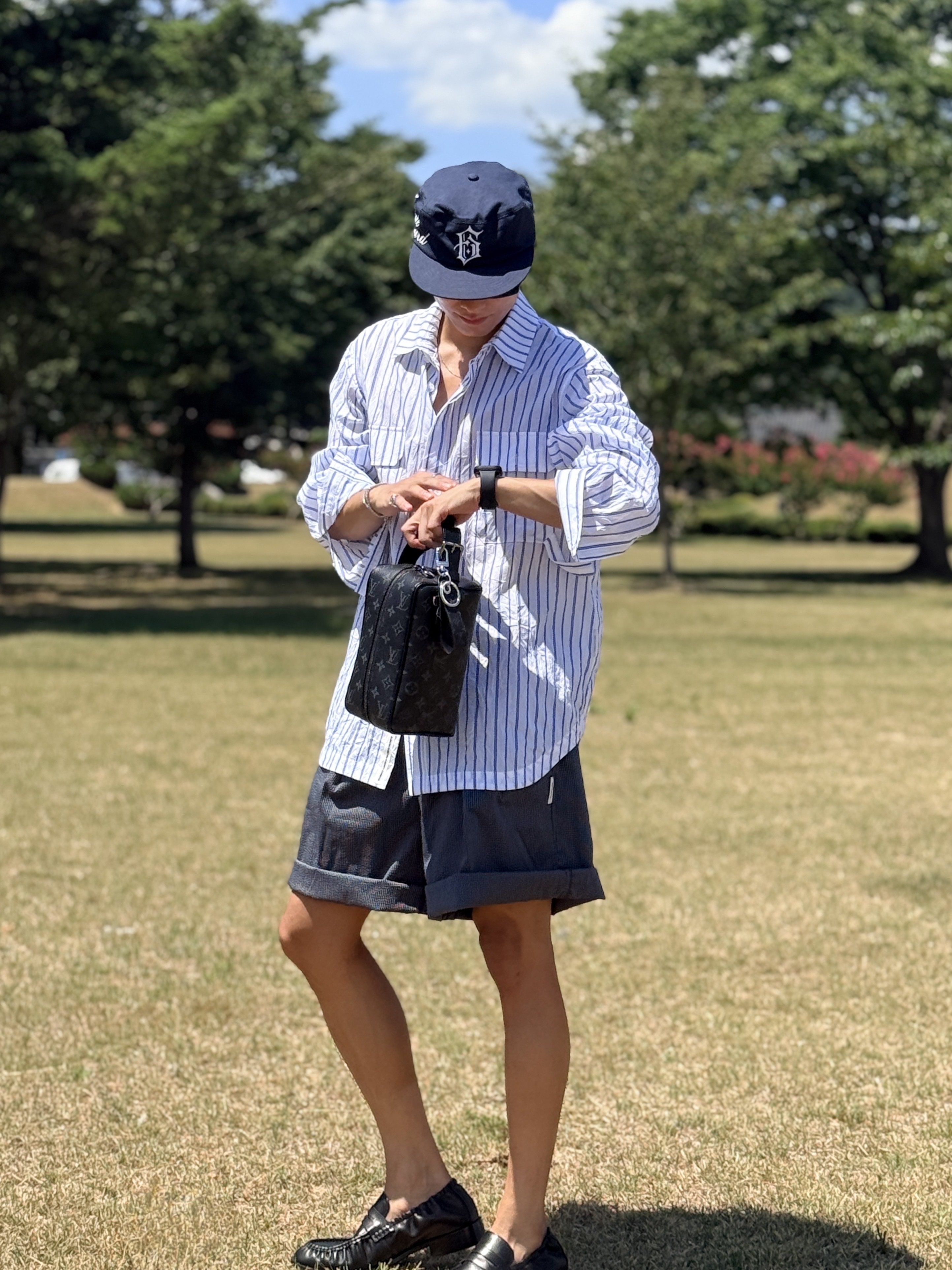 Louis Vuitton Locker Dopp Kit Monogram Eclipse, Prada Sunglasses with Triangle Logo Slate Gray Lenses 착용 스타일 - 4