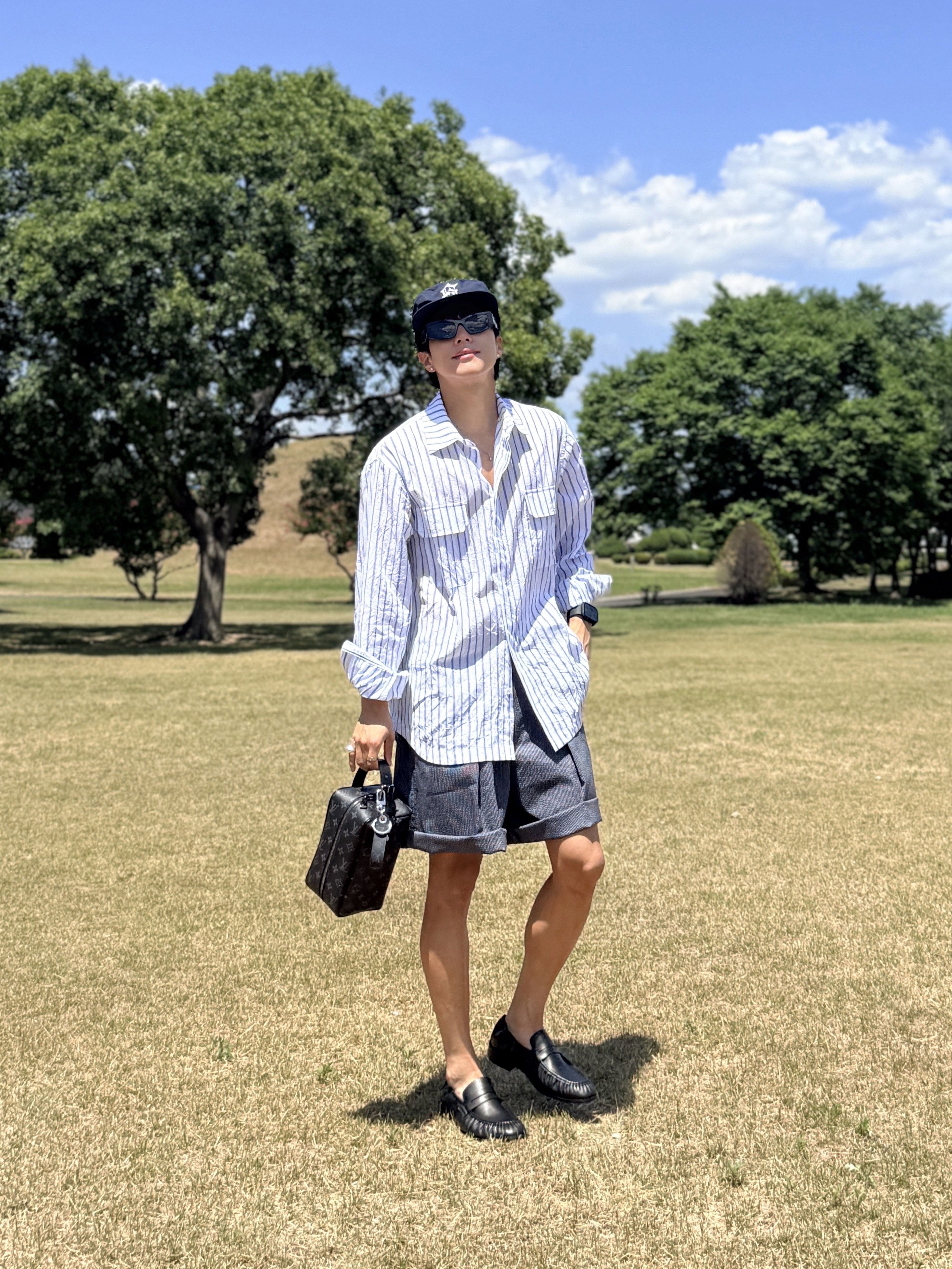 Louis Vuitton Locker Dopp Kit Monogram Eclipse, Prada Sunglasses with Triangle Logo Slate Gray Lenses 착용 스타일 - 5
