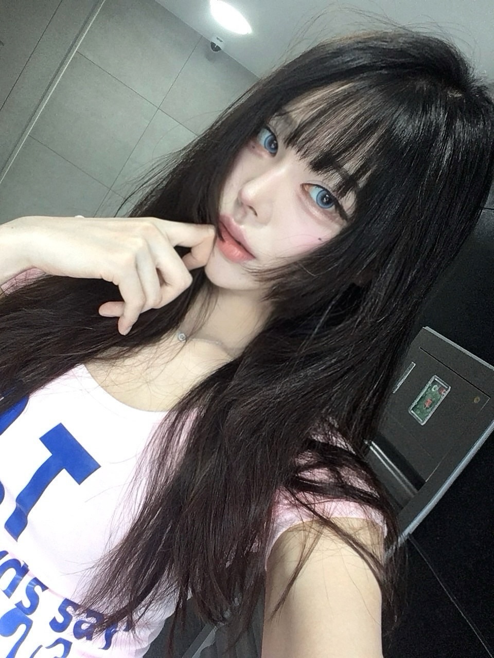 venhit MRT Vivid U-Neck Slim Fit Short Sleeve T-Shirt Light Pink 착용 스타일 - 3