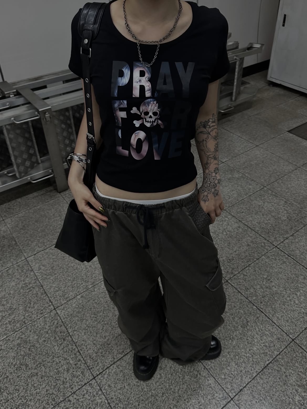 venhit Saintly Love U-Neck Slim Fit Short Sleeve T-Shirt Black 착용 스타일 - 3