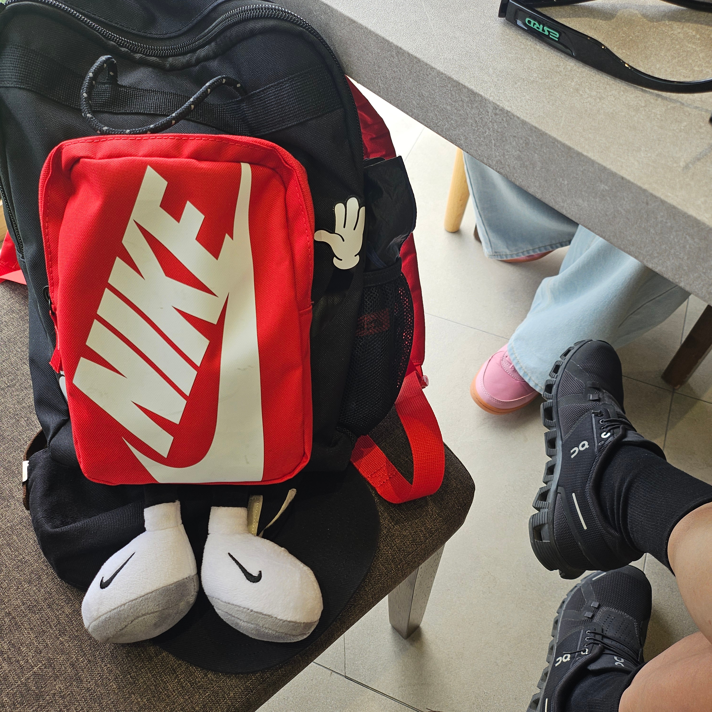(W) On Running Cloud 5 All Black, (W) Nike Field General Elemental Pink Gum Medium Brown 착용 스타일 - 1
