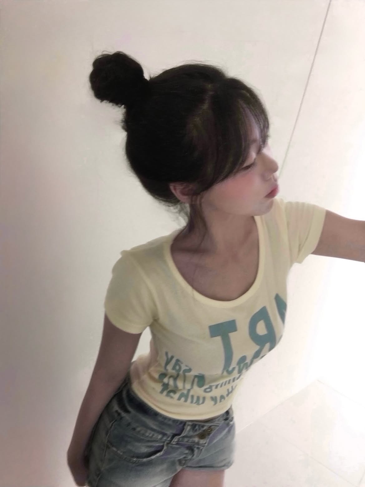 venhit MRT Vivid U-Neck Slim Fit Short Sleeve T-Shirt Yellow 착용 스타일 - 2