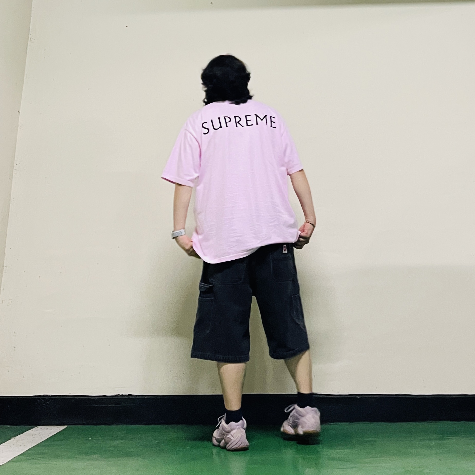 Supreme x Damien Hirst T-Shirt Light Pink - 25SS, Adidas Yeezy 500 Soft Vision 착용 스타일 - 2