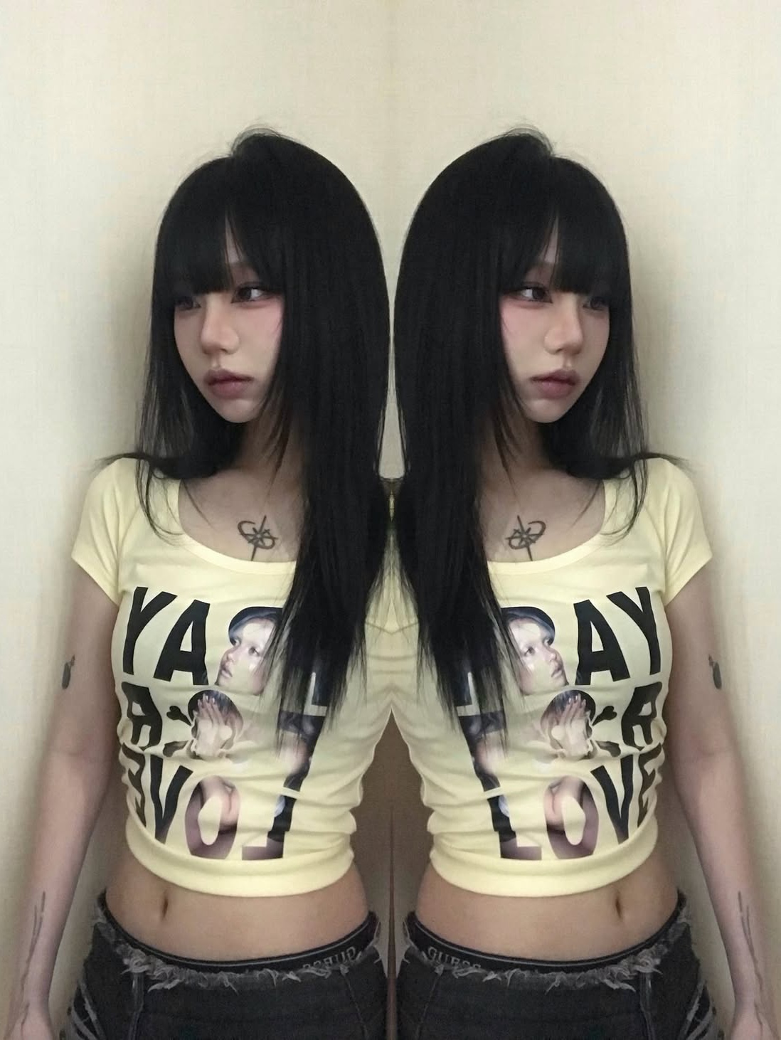 venhit Saintly Love U-Neck Slim Fit Short Sleeve T-Shirt Yellow 착용 스타일 - 2