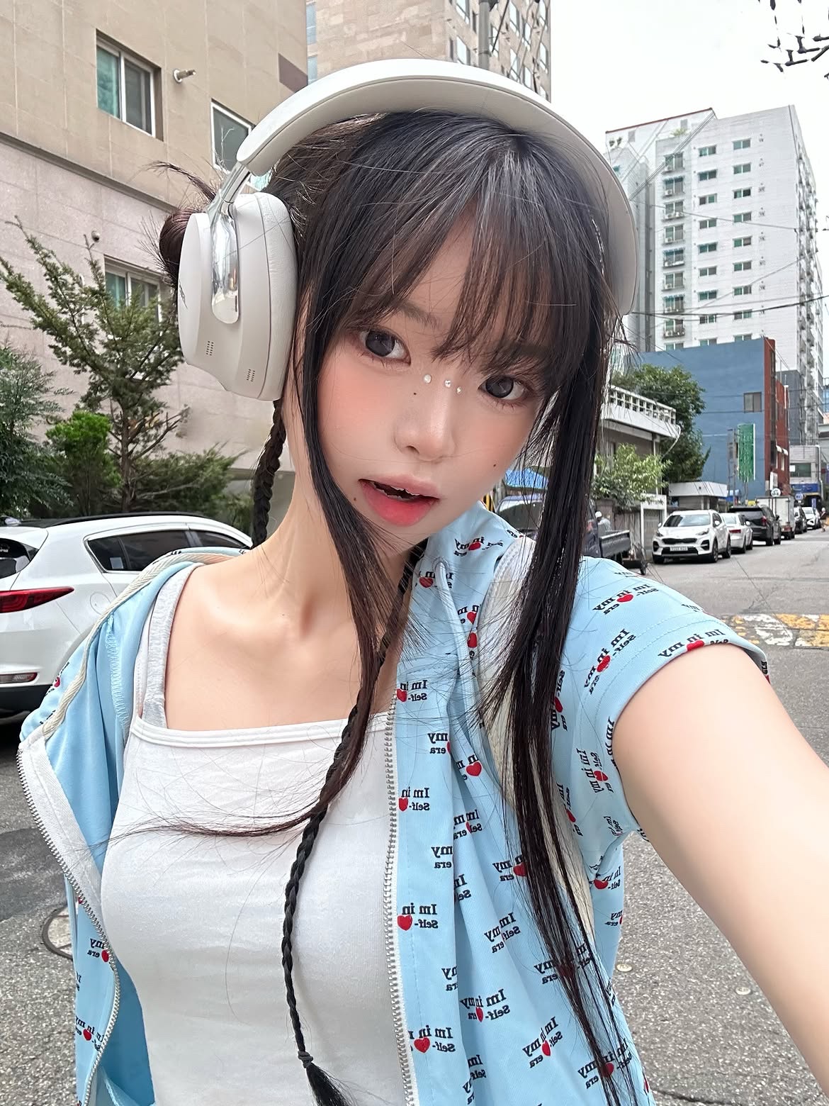 venhit Self Love Me Short Sleeved Hoodie Zip Up Blue, venhit Self Love Me Micro Pants Blue 착용 스타일 - 1