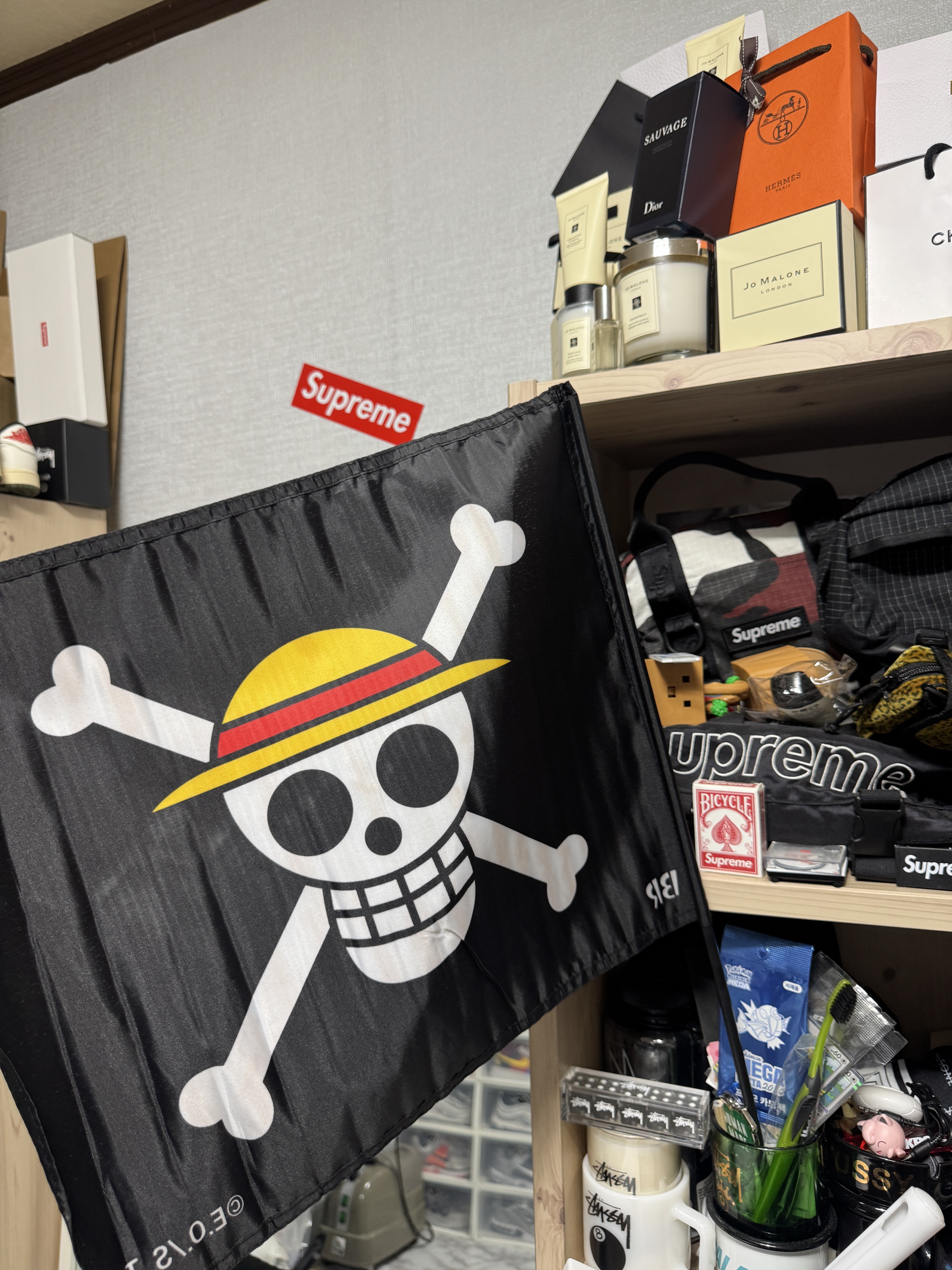 One Piece x Baskin Robbins Pirates Tarp Straw Hat Crew Sand Beige, One Piece x Baskin Robbins Pirates Tarp Red Hair Pirates Olive Green 착용 스타일 - 6