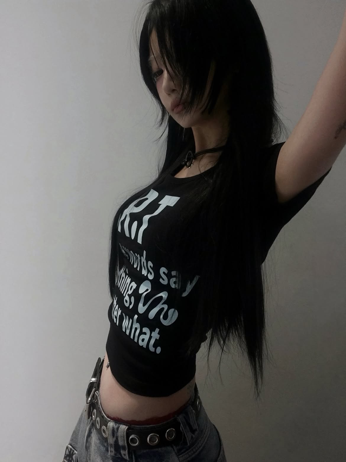 venhit MRT Vivid U-Neck Slim Fit Short Sleeve T-Shirt Black 착용 스타일 - 5