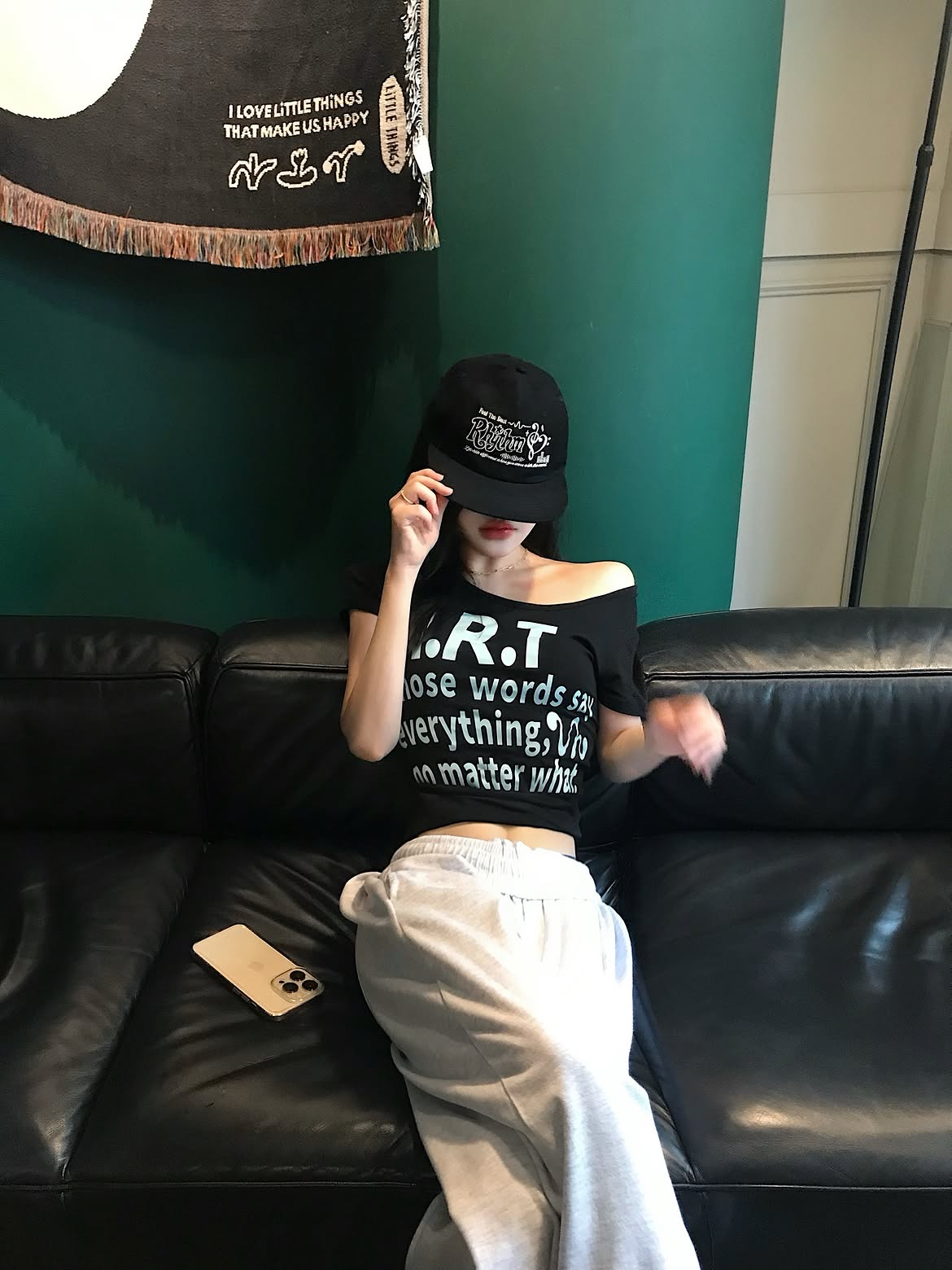 venhit MRT Vivid U-Neck Slim Fit Short Sleeve T-Shirt Black, venhit Heart Rhythm Flat Brim Cap Black 착용 스타일 - 2