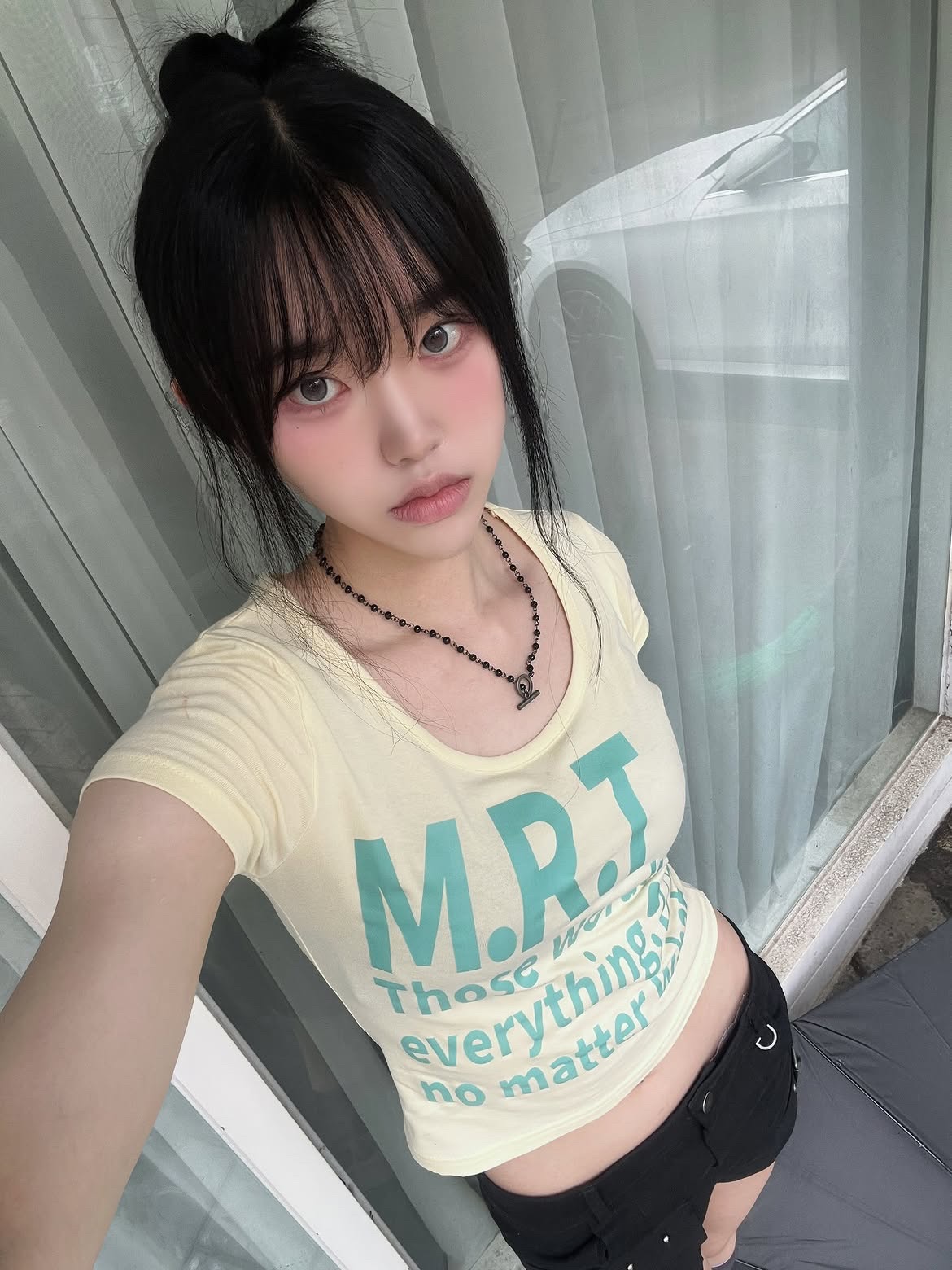 venhit MRT Vivid U-Neck Slim Fit Short Sleeve T-Shirt Yellow 착용 스타일 - 2