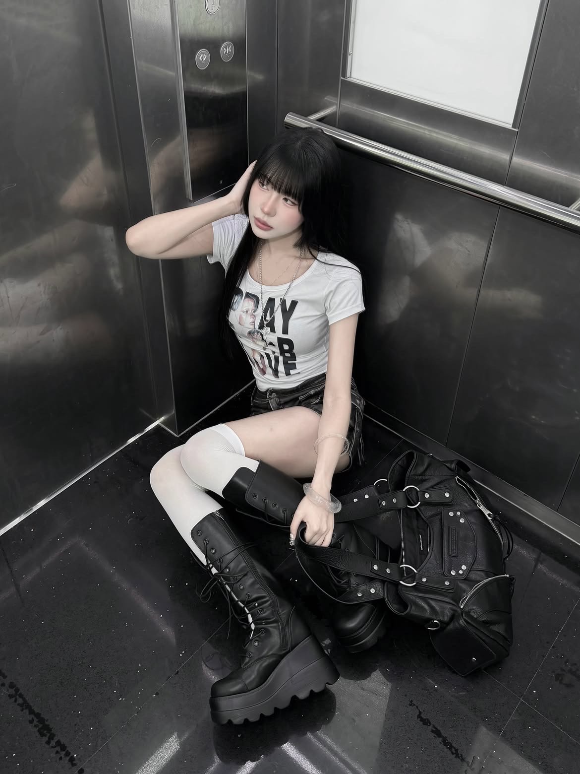 venhit Saintly Love U-Neck Slim Fit Short Sleeve T-Shirt White 착용 스타일 - 1