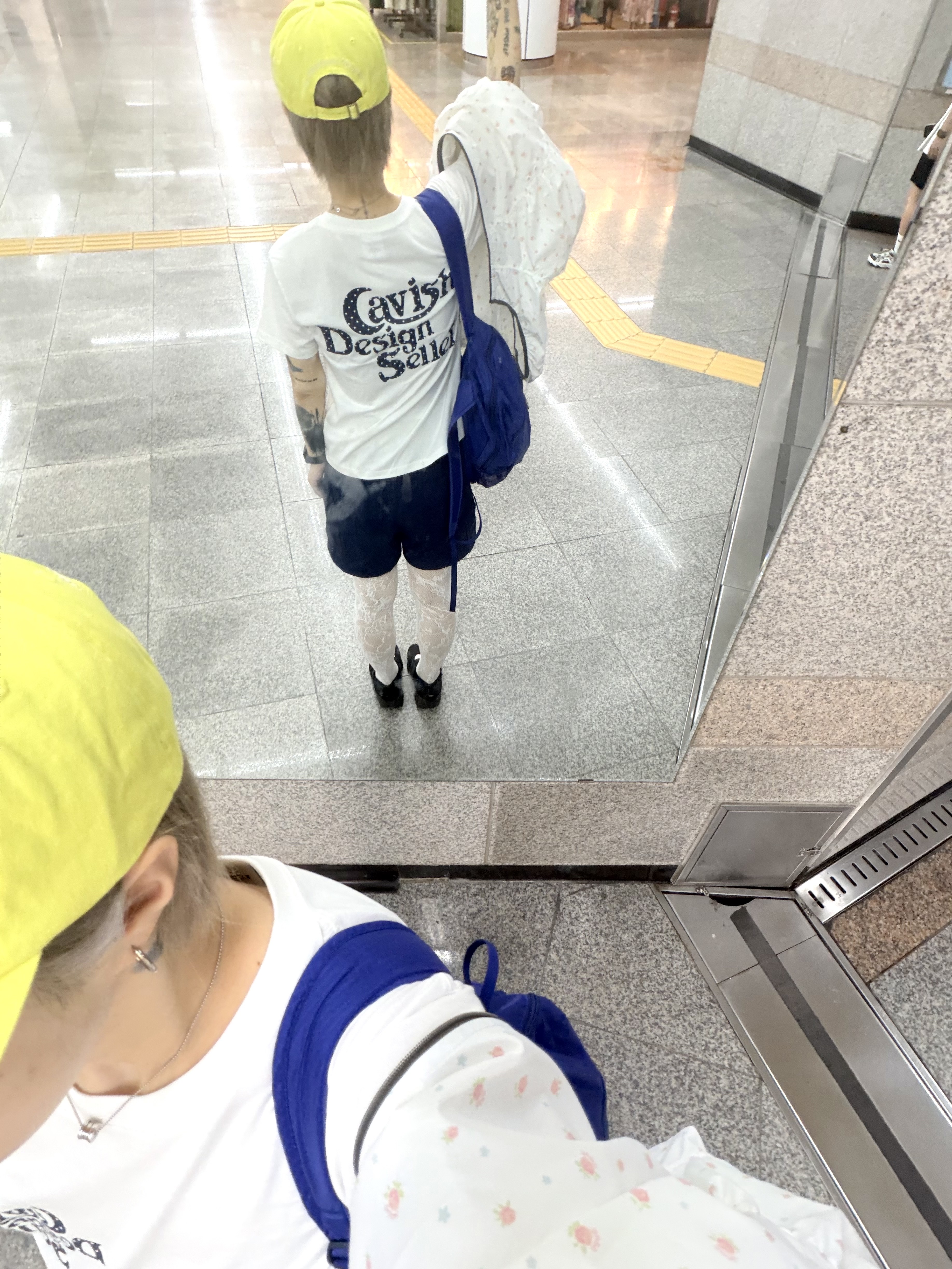 CAVISH W Star Seller Logo SS Tee White 착용 스타일 - 2