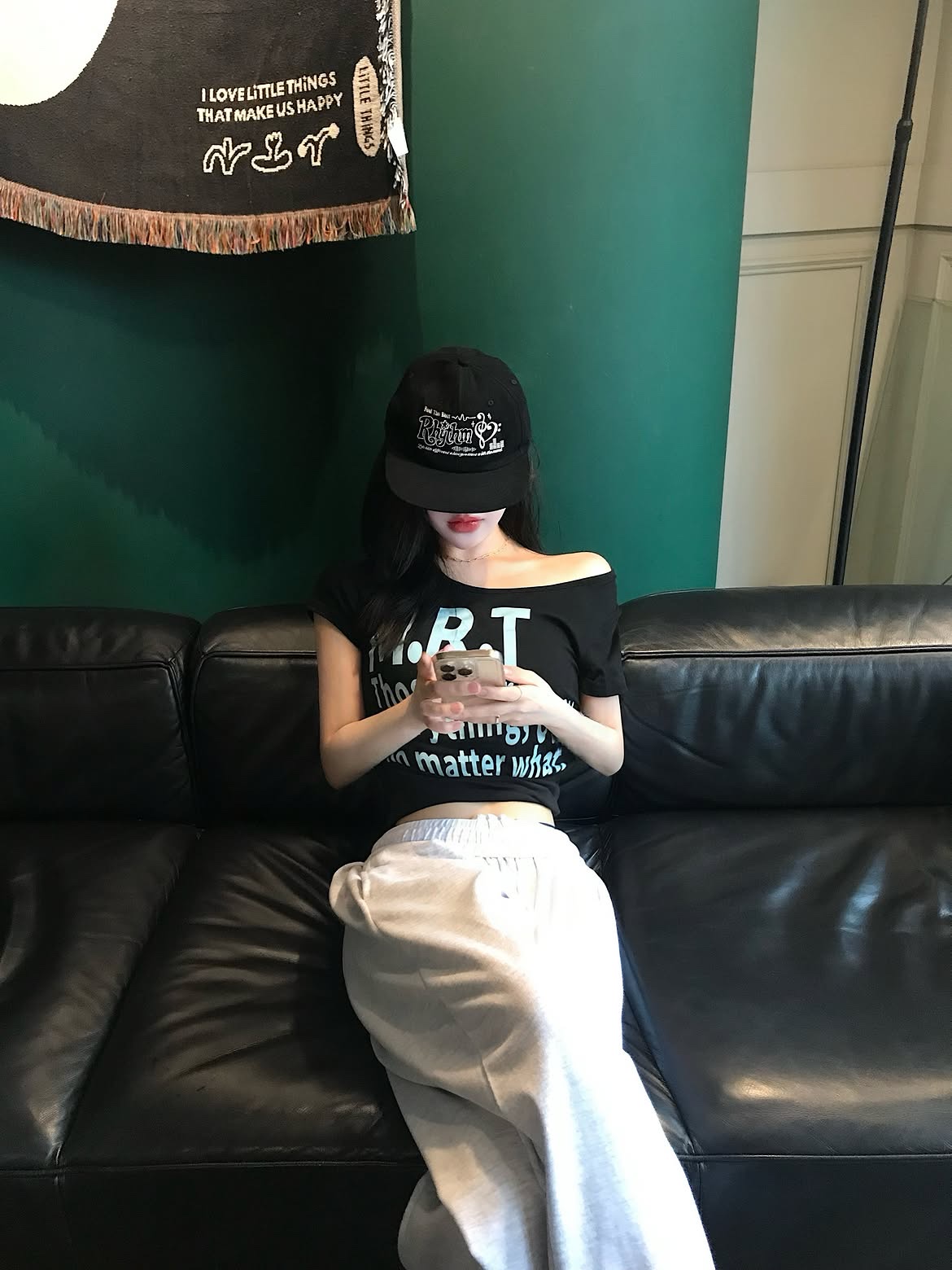 venhit MRT Vivid U-Neck Slim Fit Short Sleeve T-Shirt Black, venhit Heart Rhythm Flat Brim Cap Black 착용 스타일 - 3