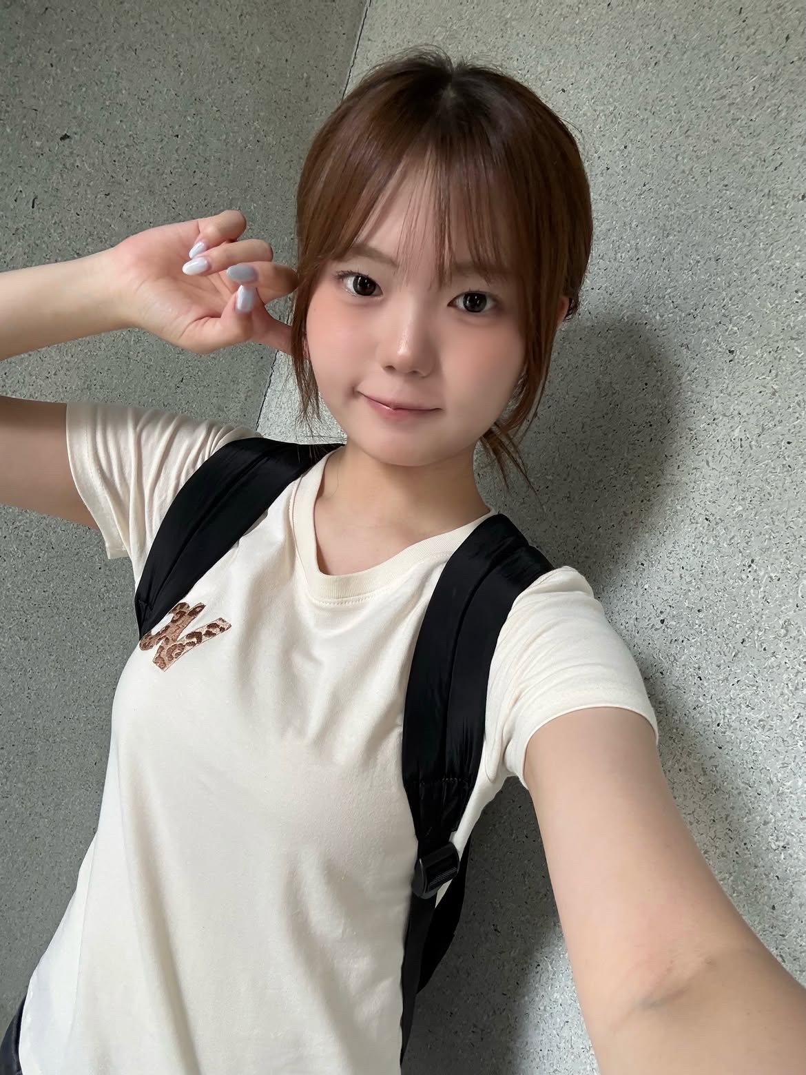 venhit VC Signature Embroidered Slim Fit Short Sleeve T-Shirt LPD Cream 착용 스타일 - 2