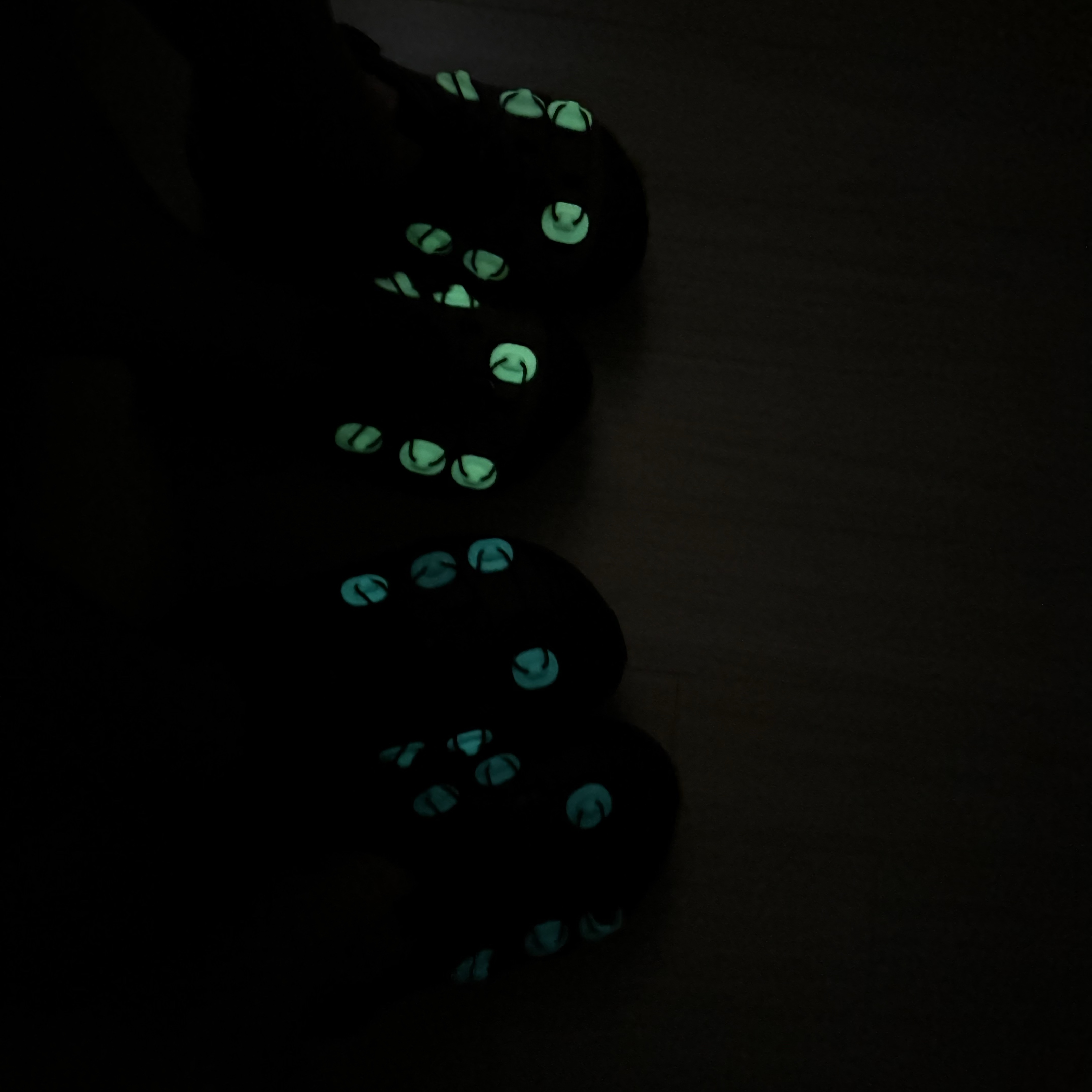 Crocs x Helinox Quick Trail Clog Black, Crocs x Helinox Quick Trail Clog Walnut 착용 스타일 - 4