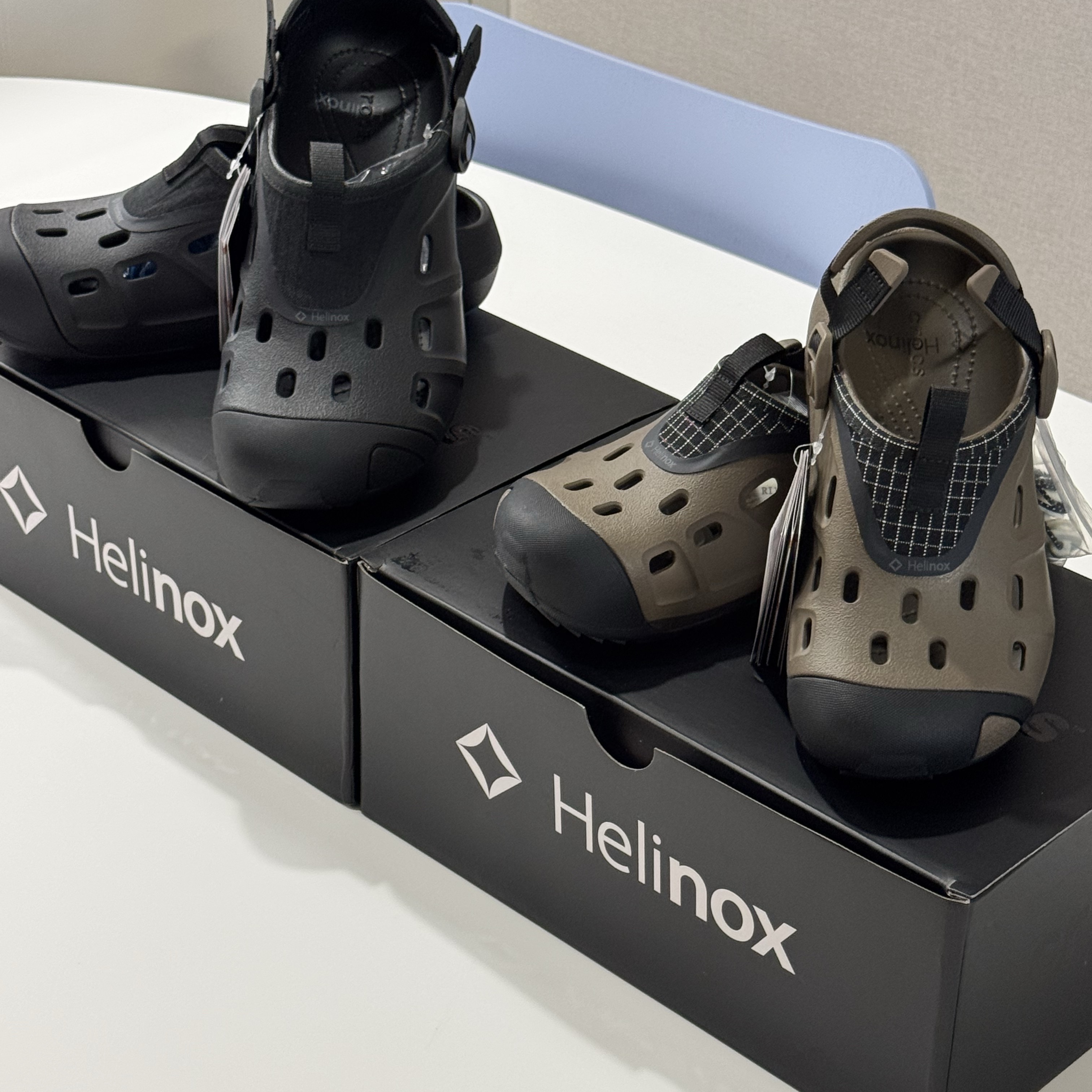 Crocs x Helinox Quick Trail Clog Black, Crocs x Helinox Quick Trail Clog Walnut 착용 스타일 - 5