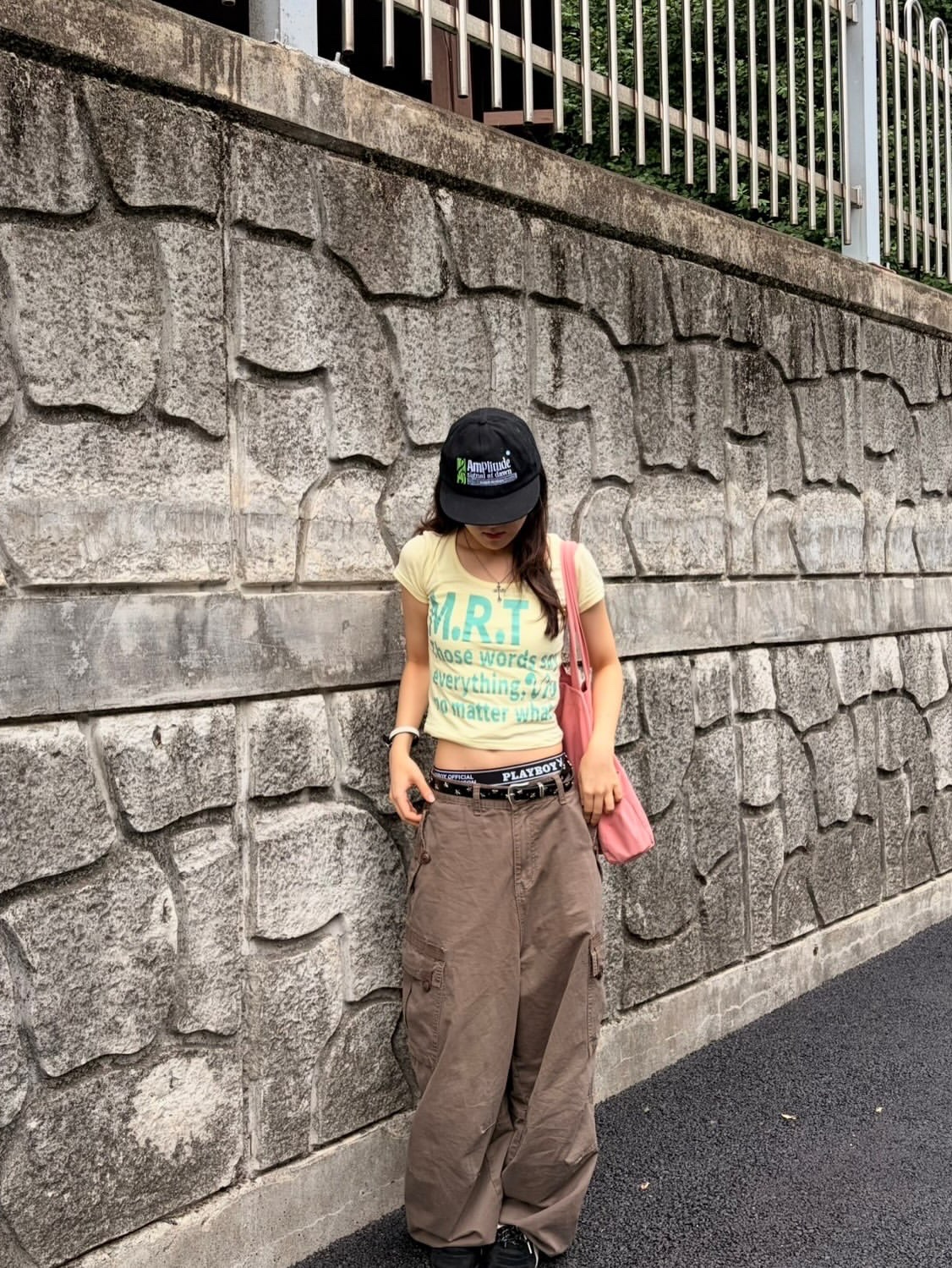 venhit AM plitude Flat Bill Cap Black, venhit MRT Vivid U-Neck Slim Fit Short Sleeve T-Shirt Yellow 착용 스타일 - 1