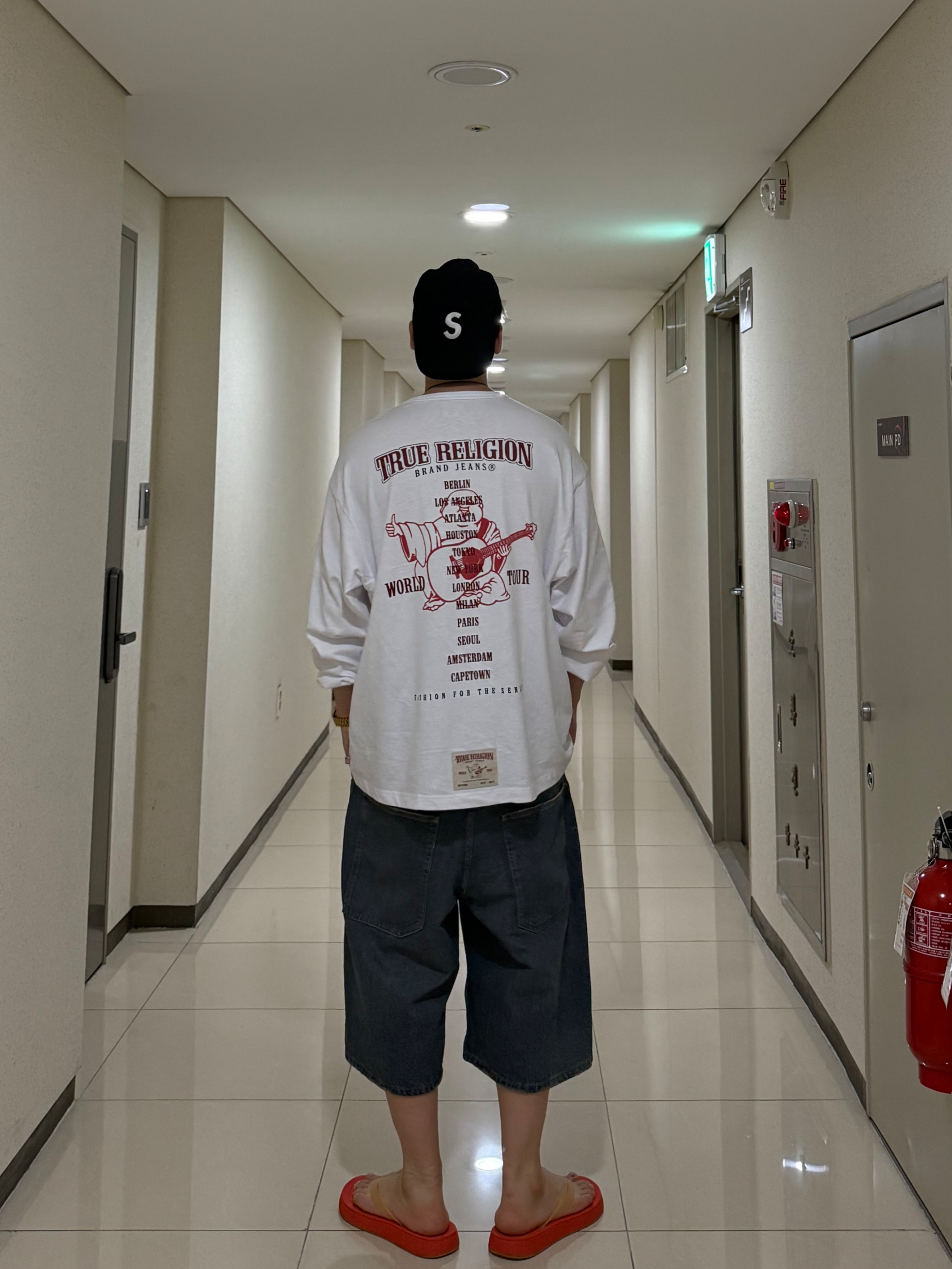 True Religion World Tour Long Sleeve Solid White, Supreme Corduroy S Logo 6-Panel Black - 23FW 착용 스타일
