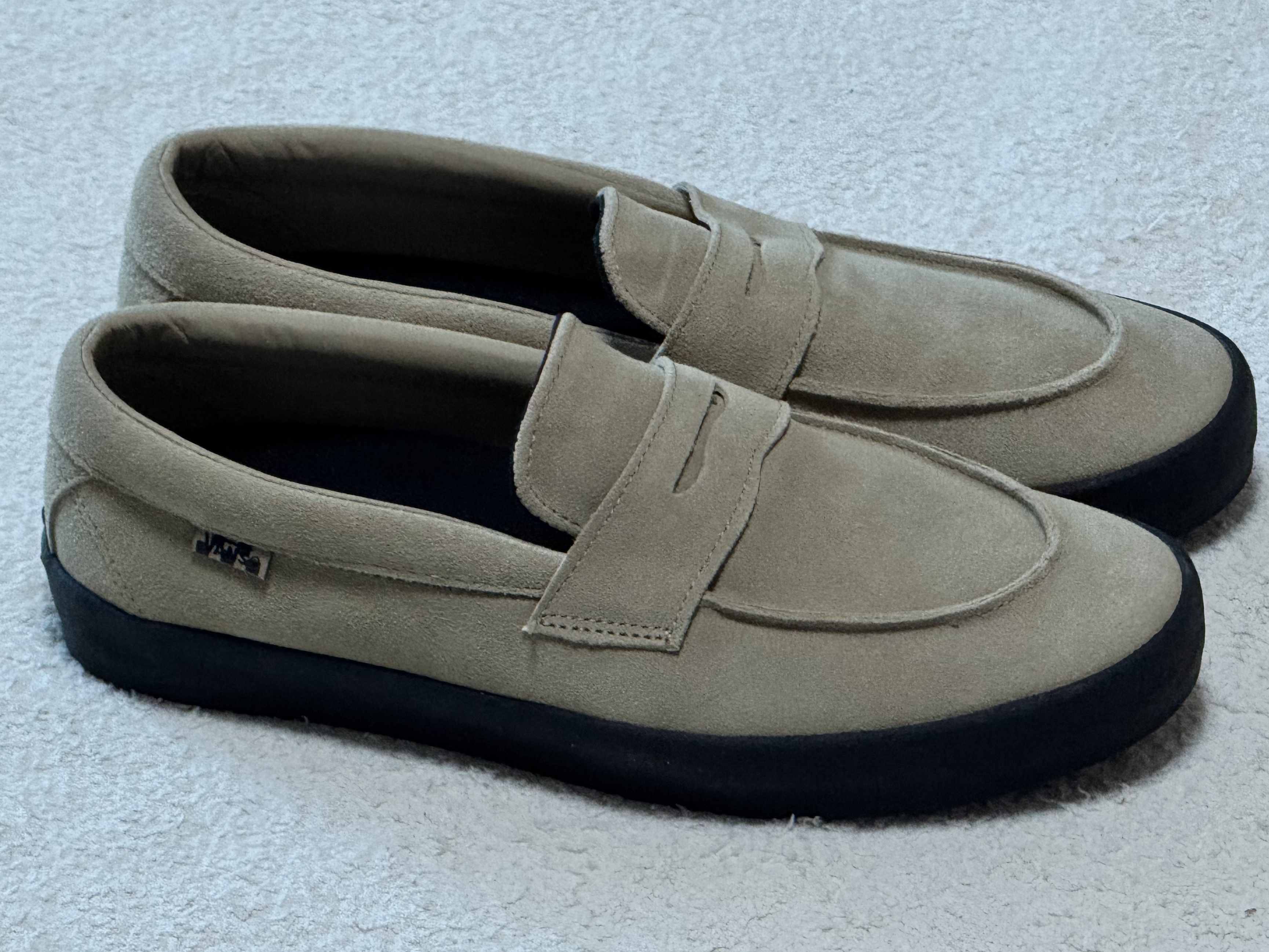 Vans Skate Loafer Suede Beige, Vans Skate Loafer Suede Black 착용 스타일 - 3