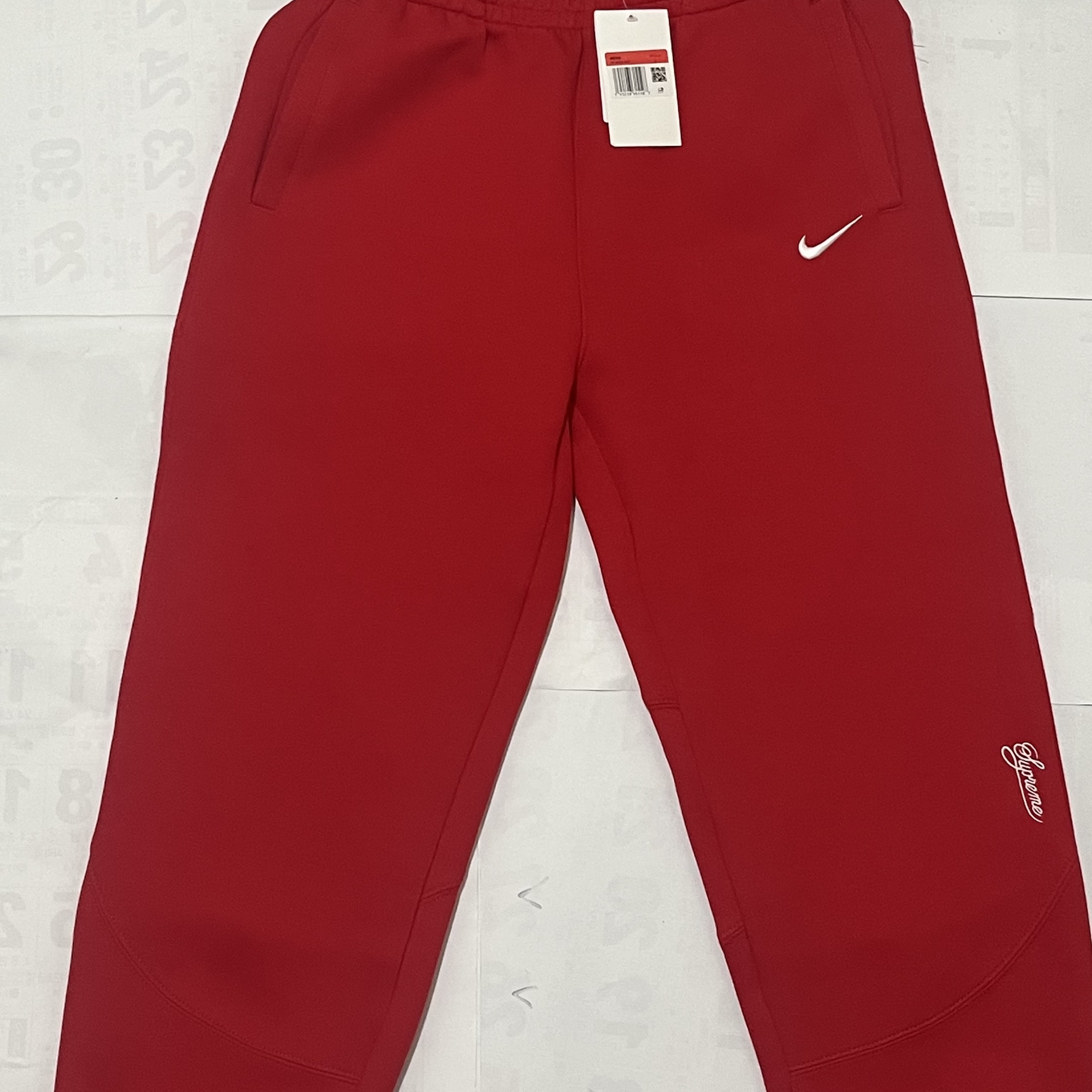 Supreme x Nike Sweatpant Red - 25SS 착용 스타일 - 1
