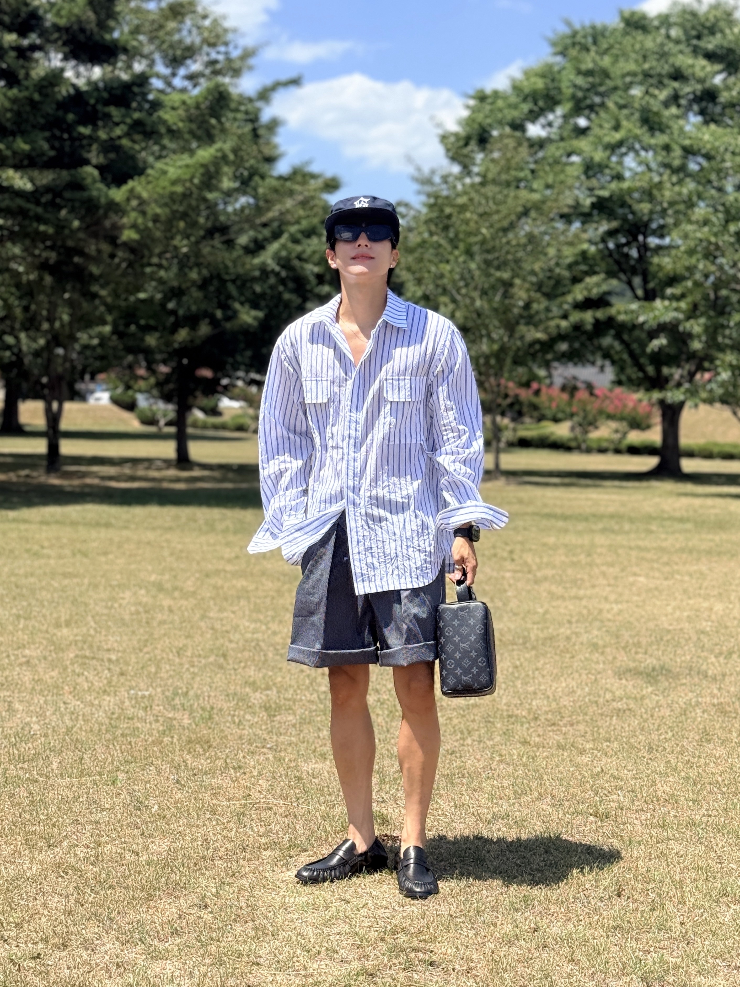 Louis Vuitton Locker Dopp Kit Monogram Eclipse, Prada Sunglasses with Triangle Logo Slate Gray Lenses 착용 스타일 - 6
