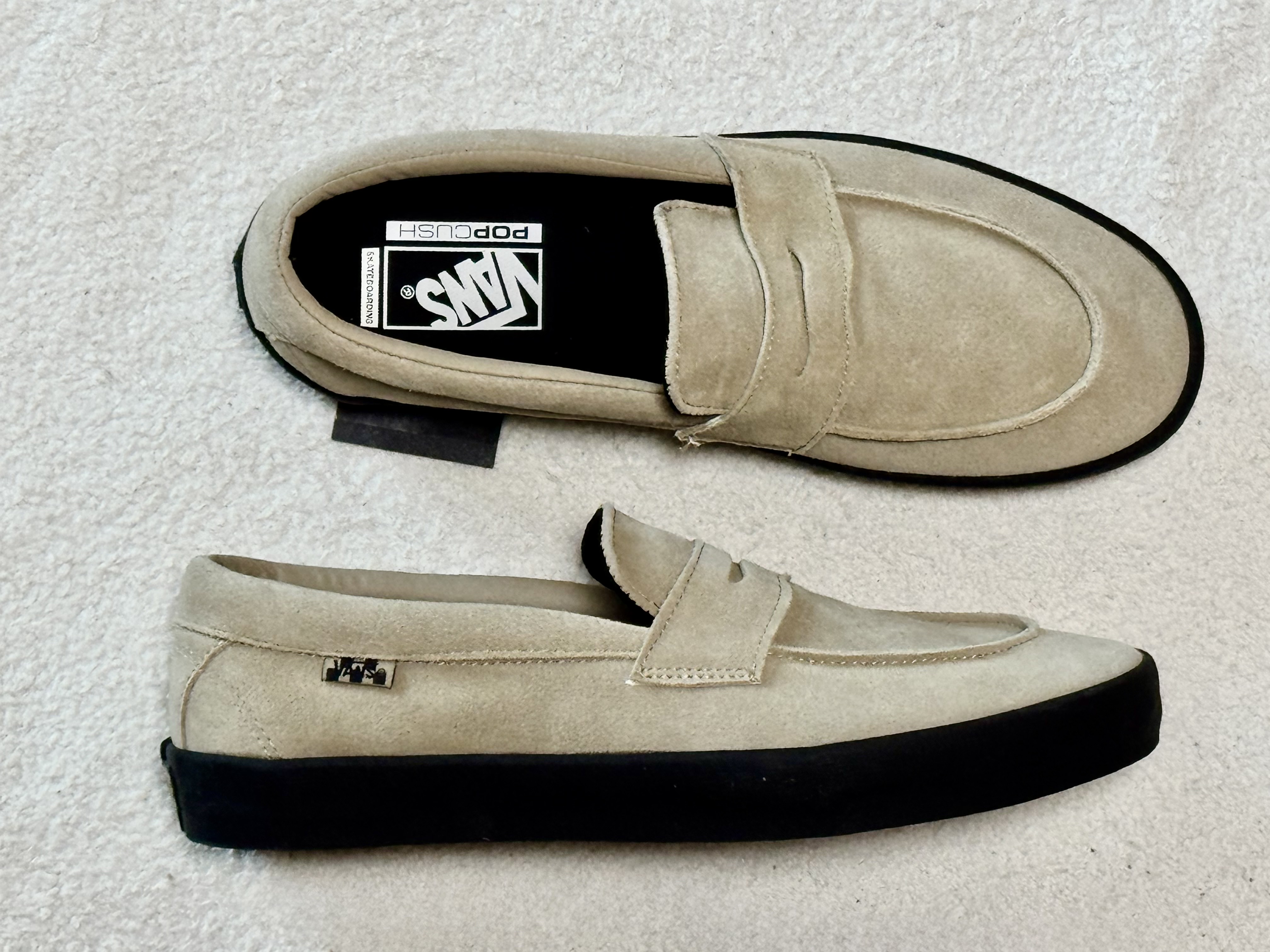 Vans Skate Loafer Suede Beige, Vans Skate Loafer Suede Black 착용 스타일 - 1