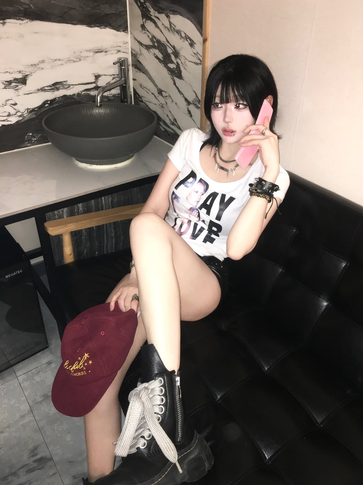 venhit Saintly Love U-Neck Slim Fit Short Sleeve T-Shirt White, venhit Memories Flat Bill Cap Burgundy 착용 스타일 - 2