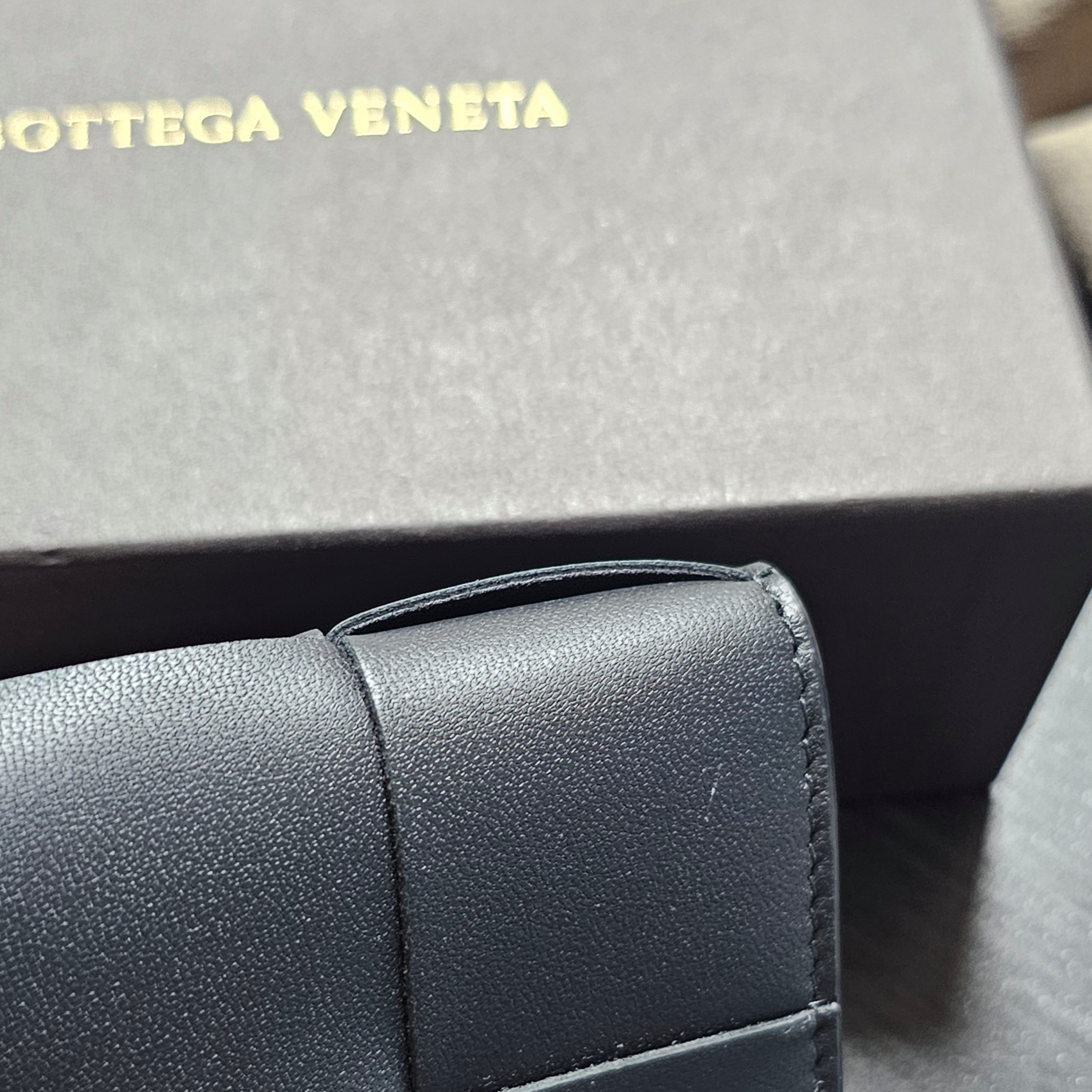 Bottega Veneta Cassette Business Card Case Black 착용 스타일
