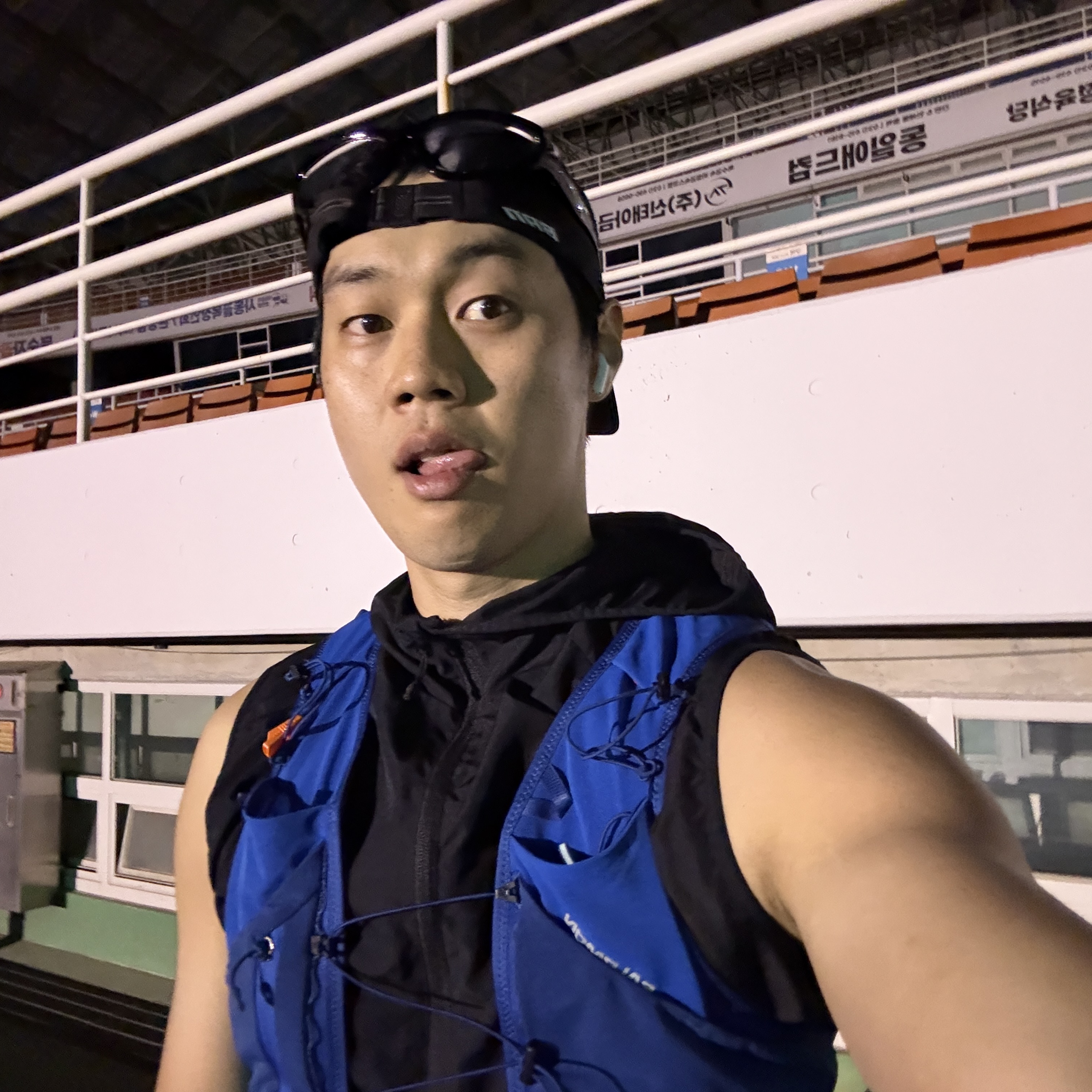 Salomon Active Skin 8 Set Surf The Web, BORN TO WIN Stroke Running Cap Black 착용 스타일 - 3