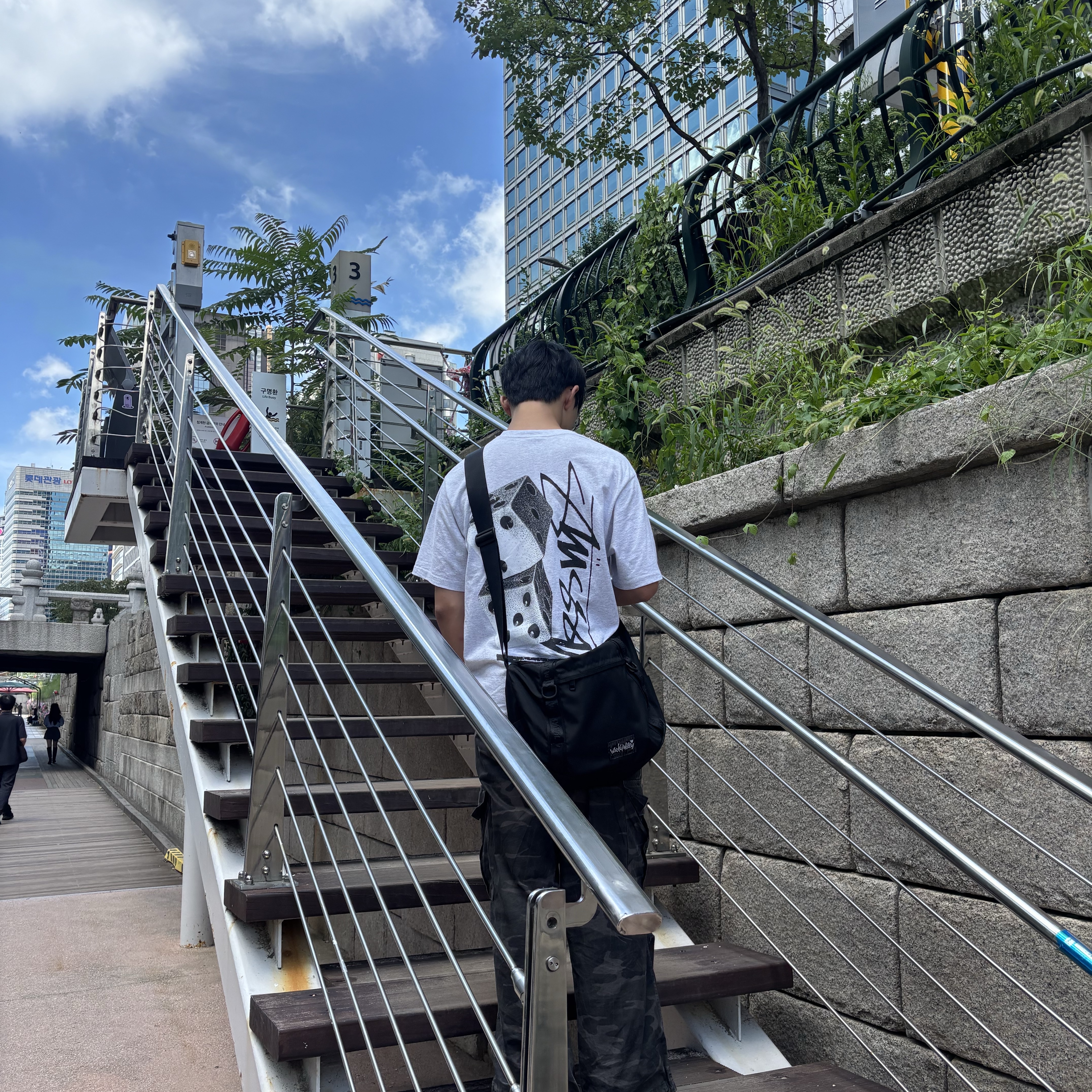 Stussy Tall Dice T-Shirt Ash Heather, Crocs Classic Clog Black 착용 스타일