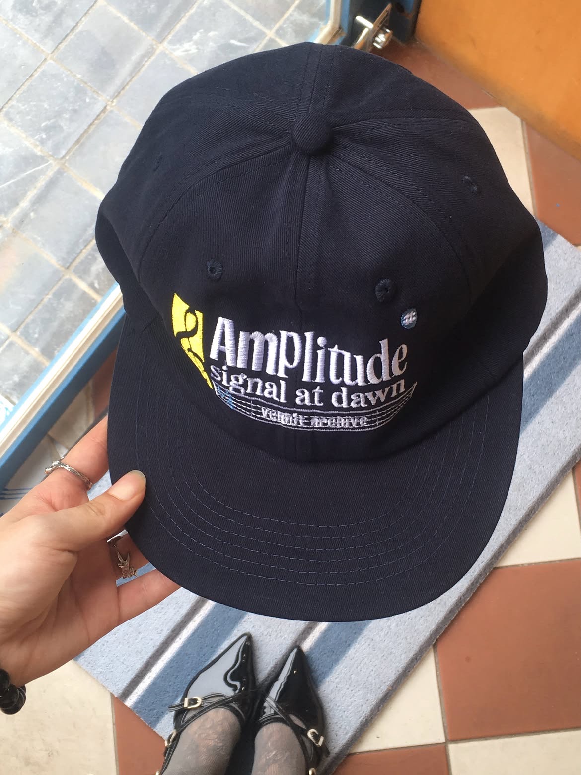 venhit AM plitude Flat Bill Cap Navy 착용 스타일 - 6