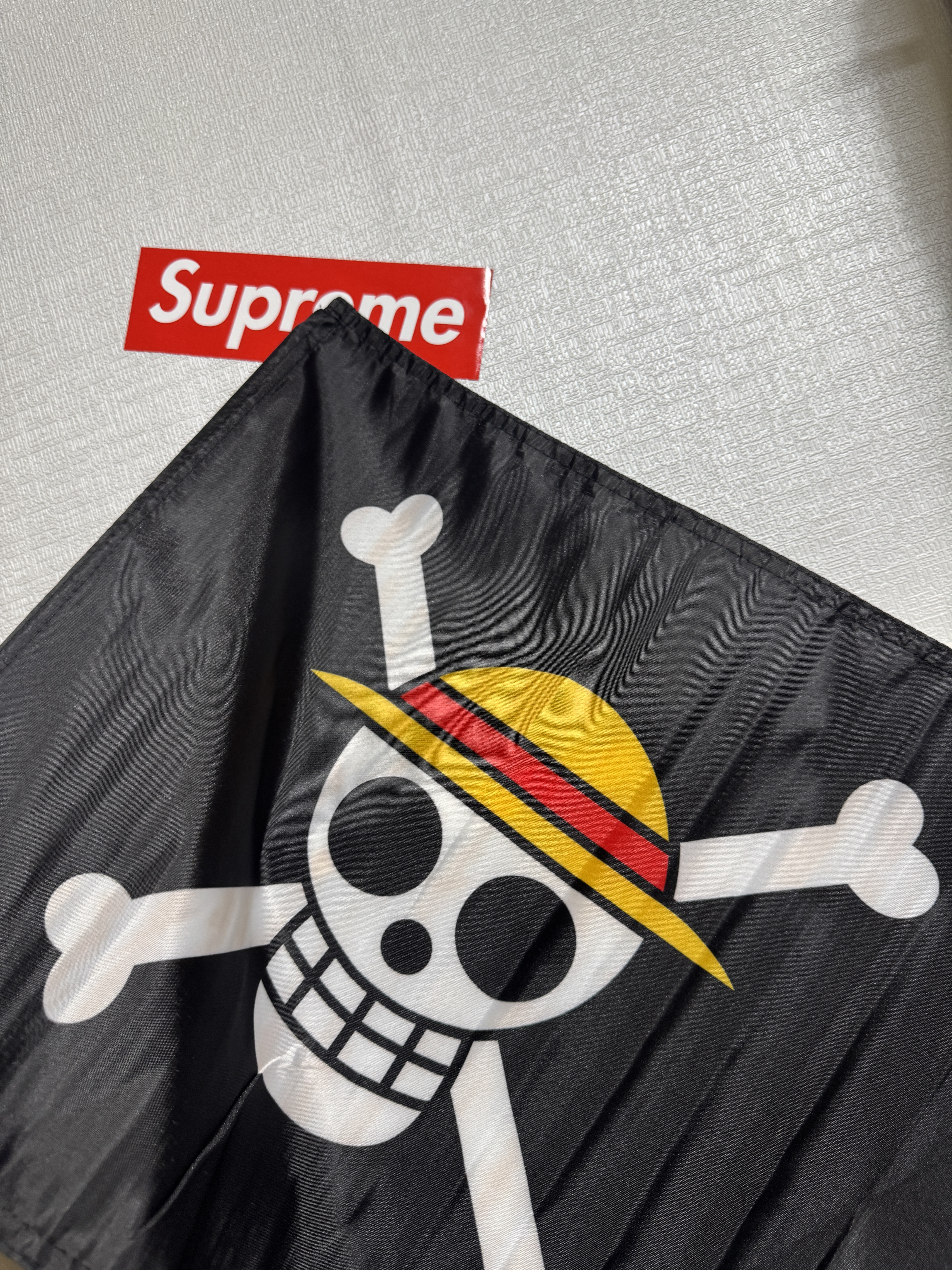 One Piece x Baskin Robbins Pirates Tarp Straw Hat Crew Sand Beige, One Piece x Baskin Robbins Pirates Tarp Red Hair Pirates Olive Green 착용 스타일 - 5