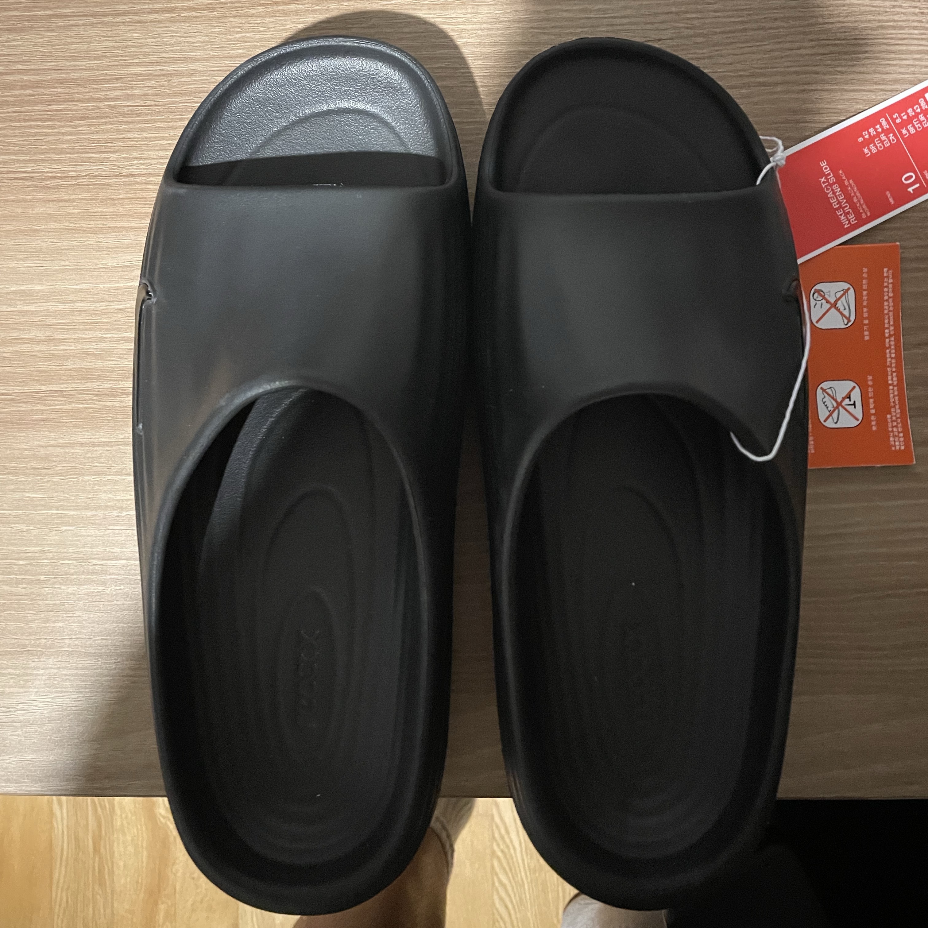 Nike ReactX Rejuven8 Slide Black 착용 스타일